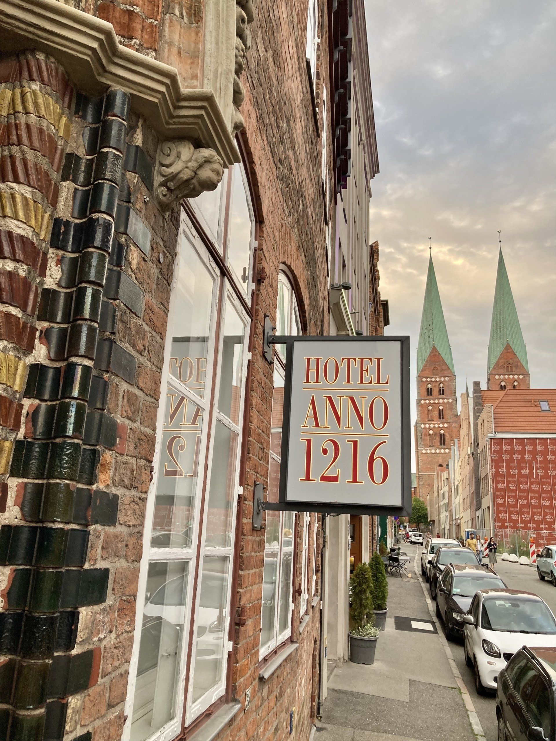 Ein Backsteingebäude mit einem Schild mit der Aufschrift „Hotel Anno 1216“