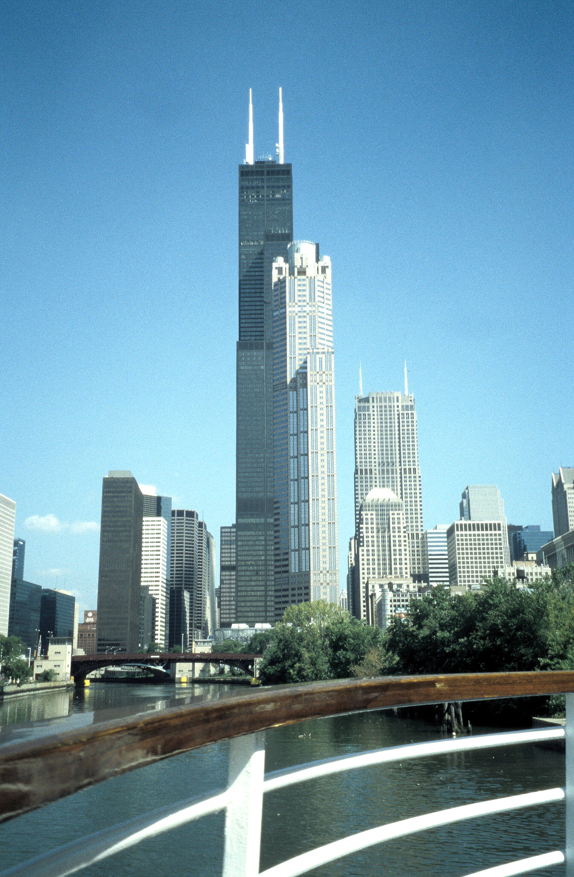 Eine Skyline einer Stadt mit einem sehr hohen Gebäude im Vordergrund