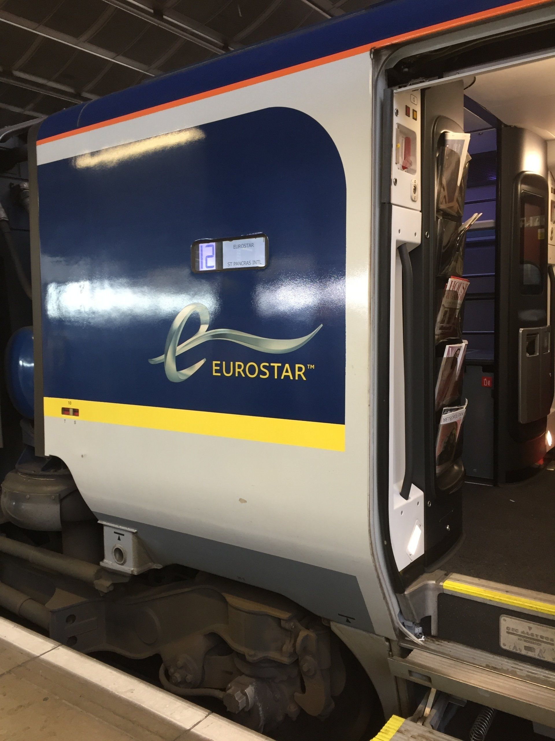 Ein blau-weißer Eurostar-Zug mit offener Tür