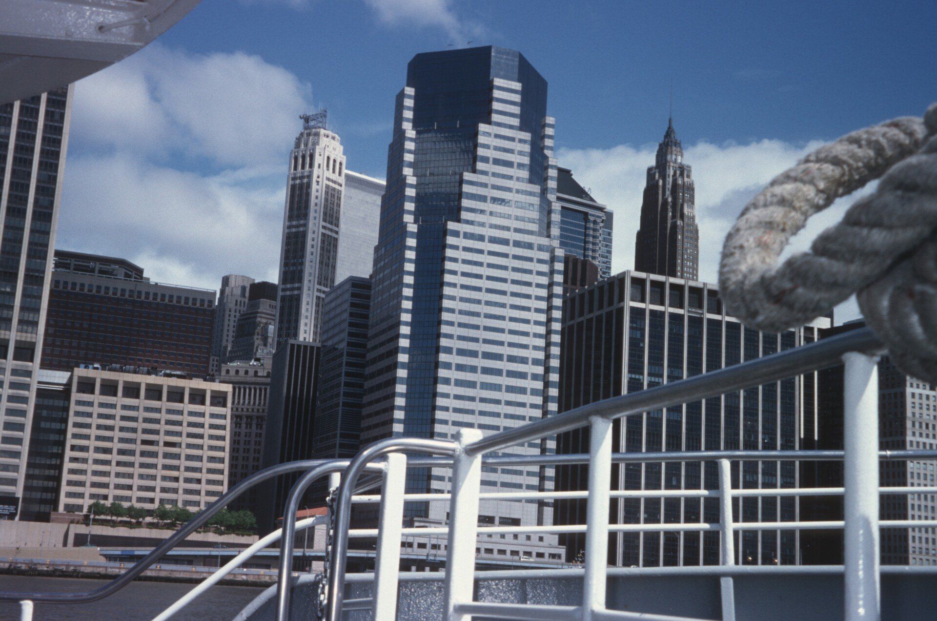 Blick auf die Skyline einer Stadt vom Deck eines Bootes