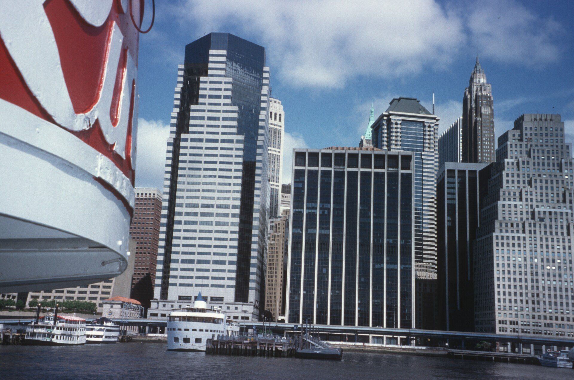 Eine Skyline der Stadt mit einem Boot im Vordergrund