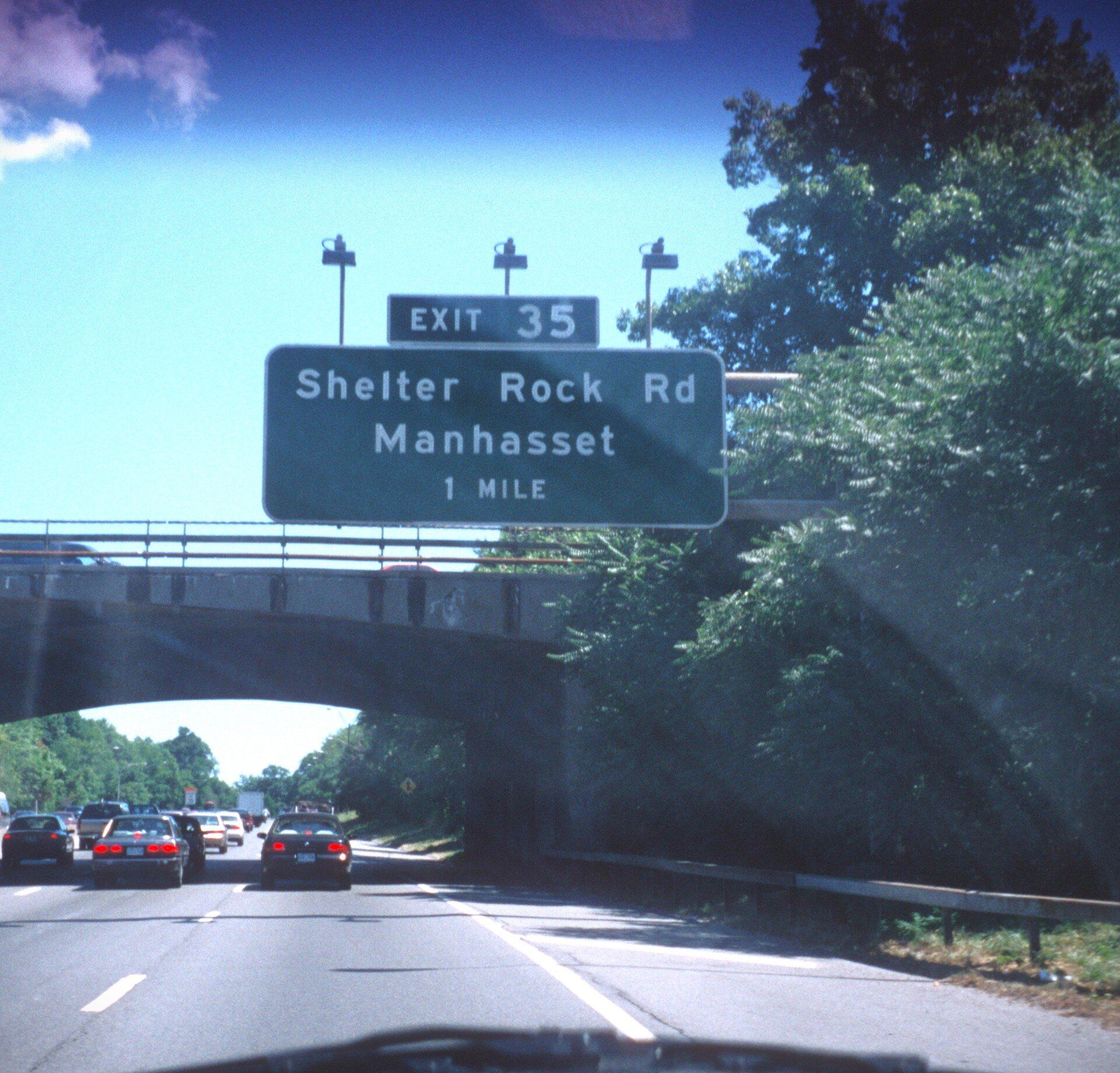 Ein Autobahnschild mit der Aufschrift „Ausfahrt 35 Shelter Rock Rd Manhasset 1 Meile“