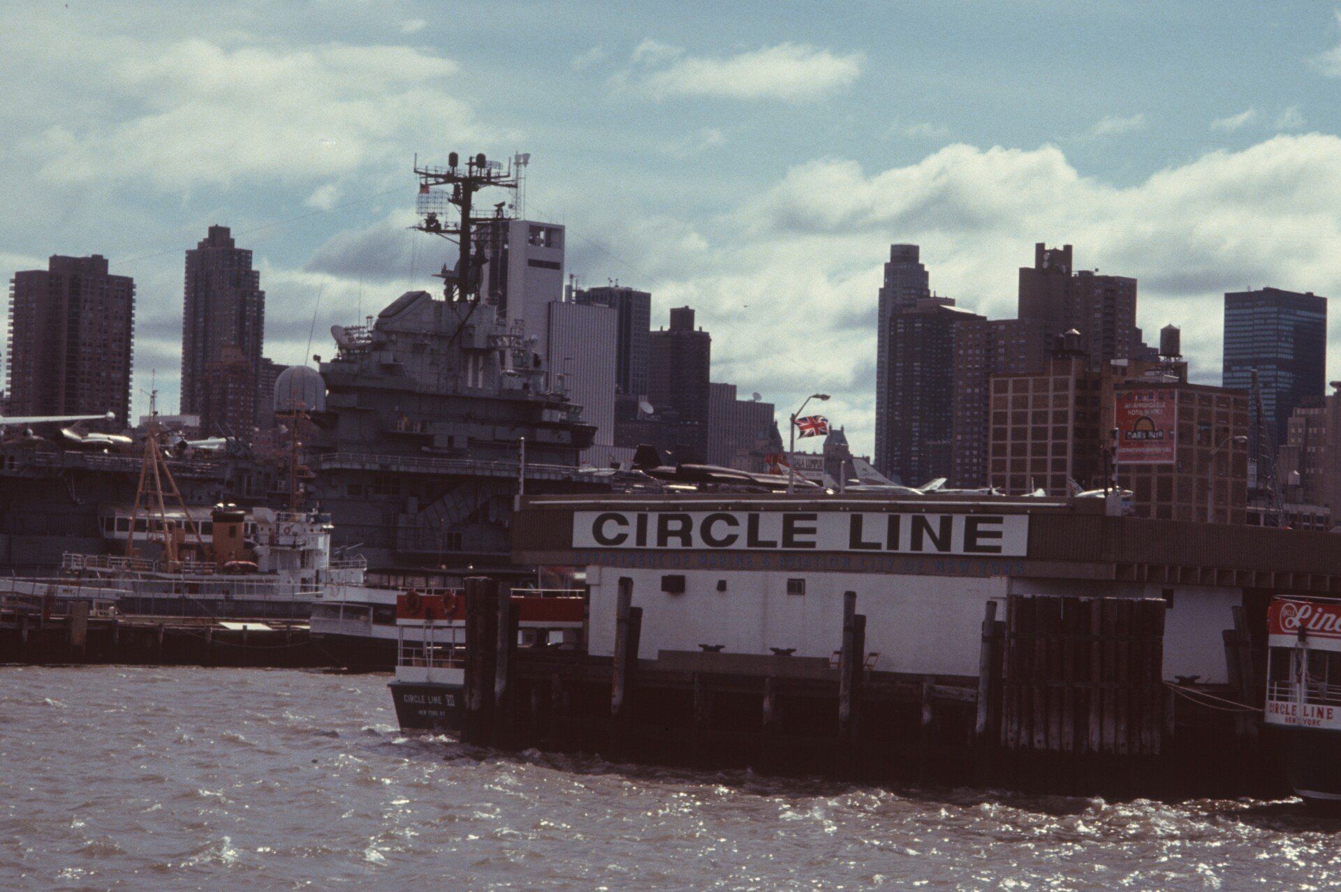 Ein großes Schiff liegt an der Circle Line