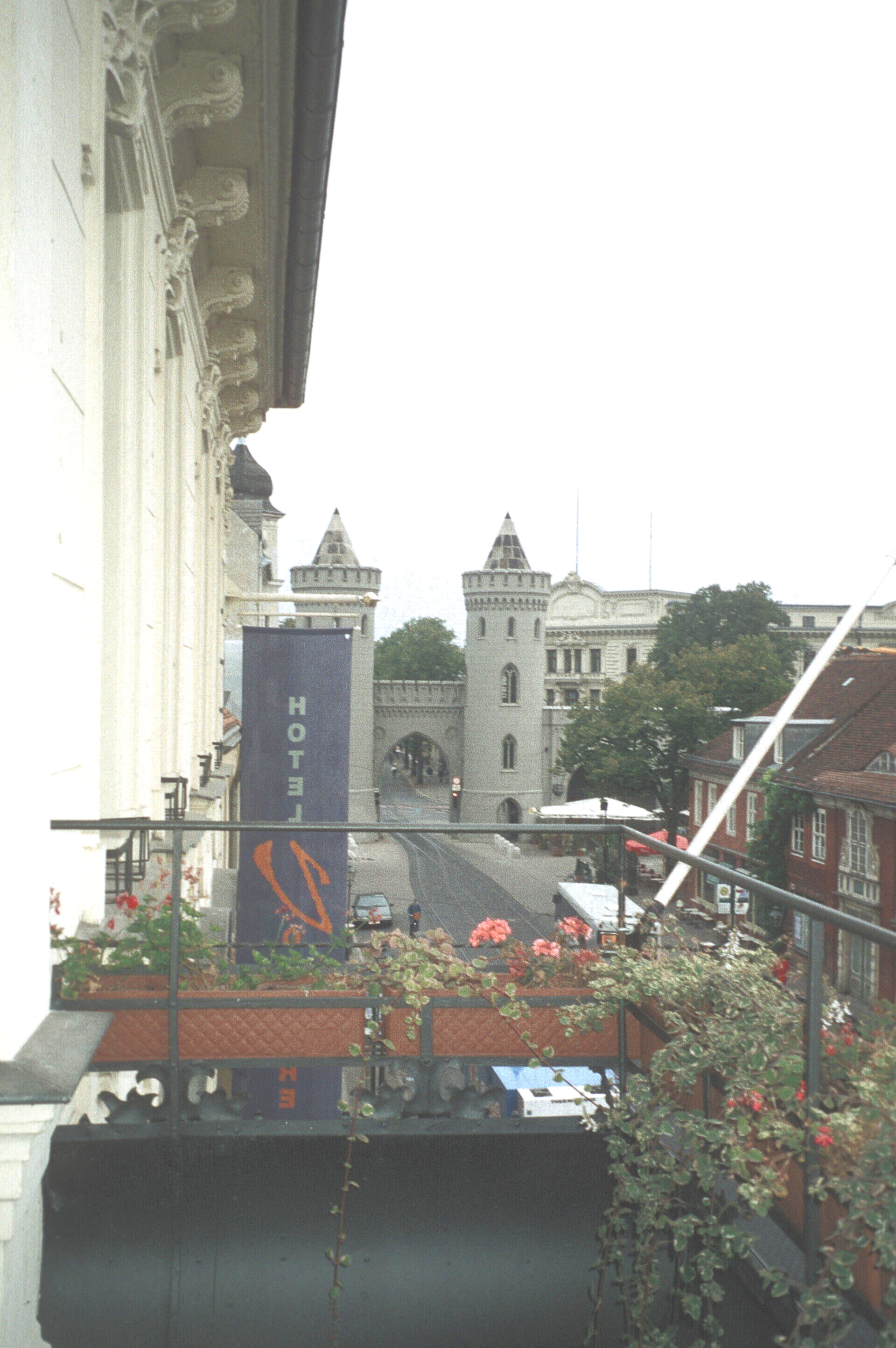 Ein Blick auf die Stadt von einem Balkon mit einem Schild mit der Aufschrift 