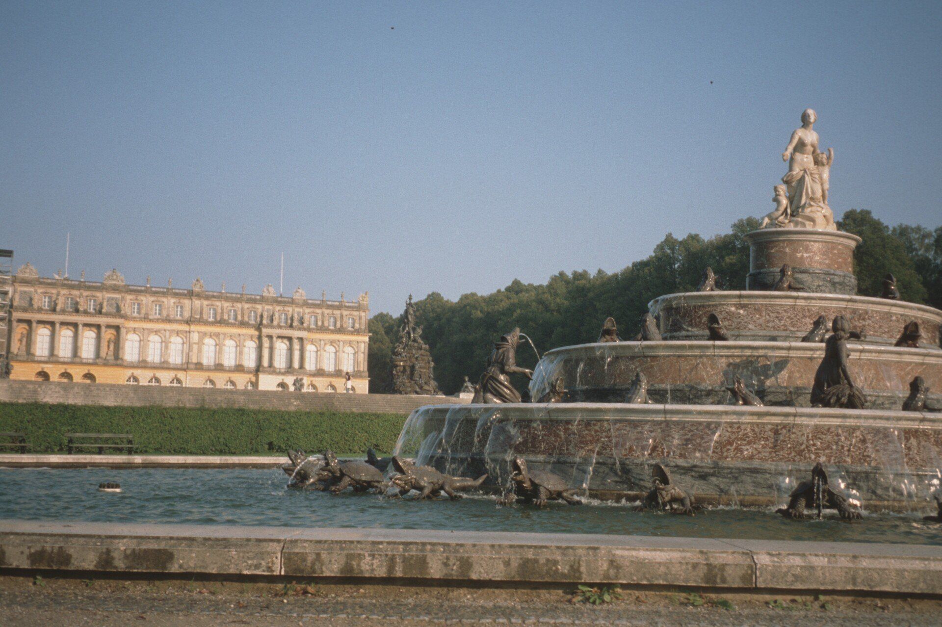 Ein Brunnen mit einer Statue darauf vor einem Gebäude