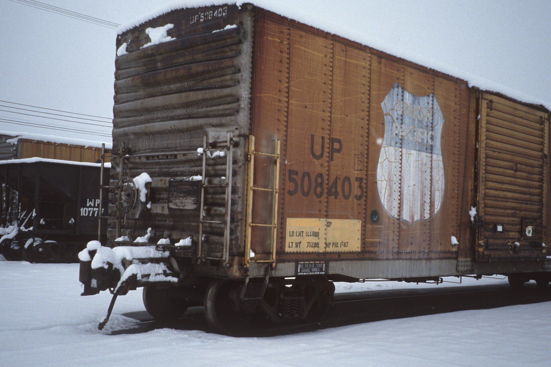 Ein Zugwaggon mit dem Wort „Up“ darauf gemalt