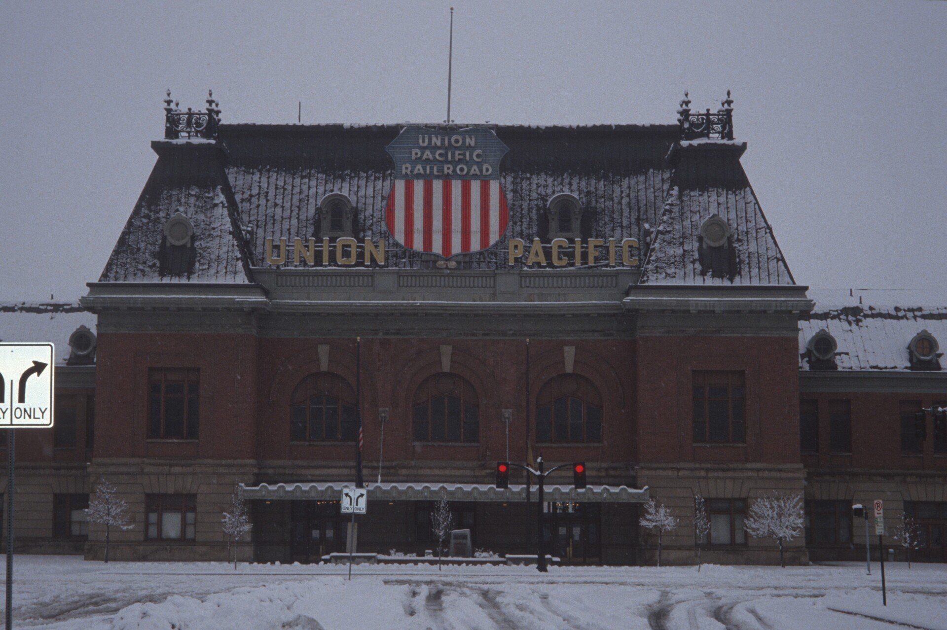 Das Union Pacific Gebäude ist mit Schnee bedeckt