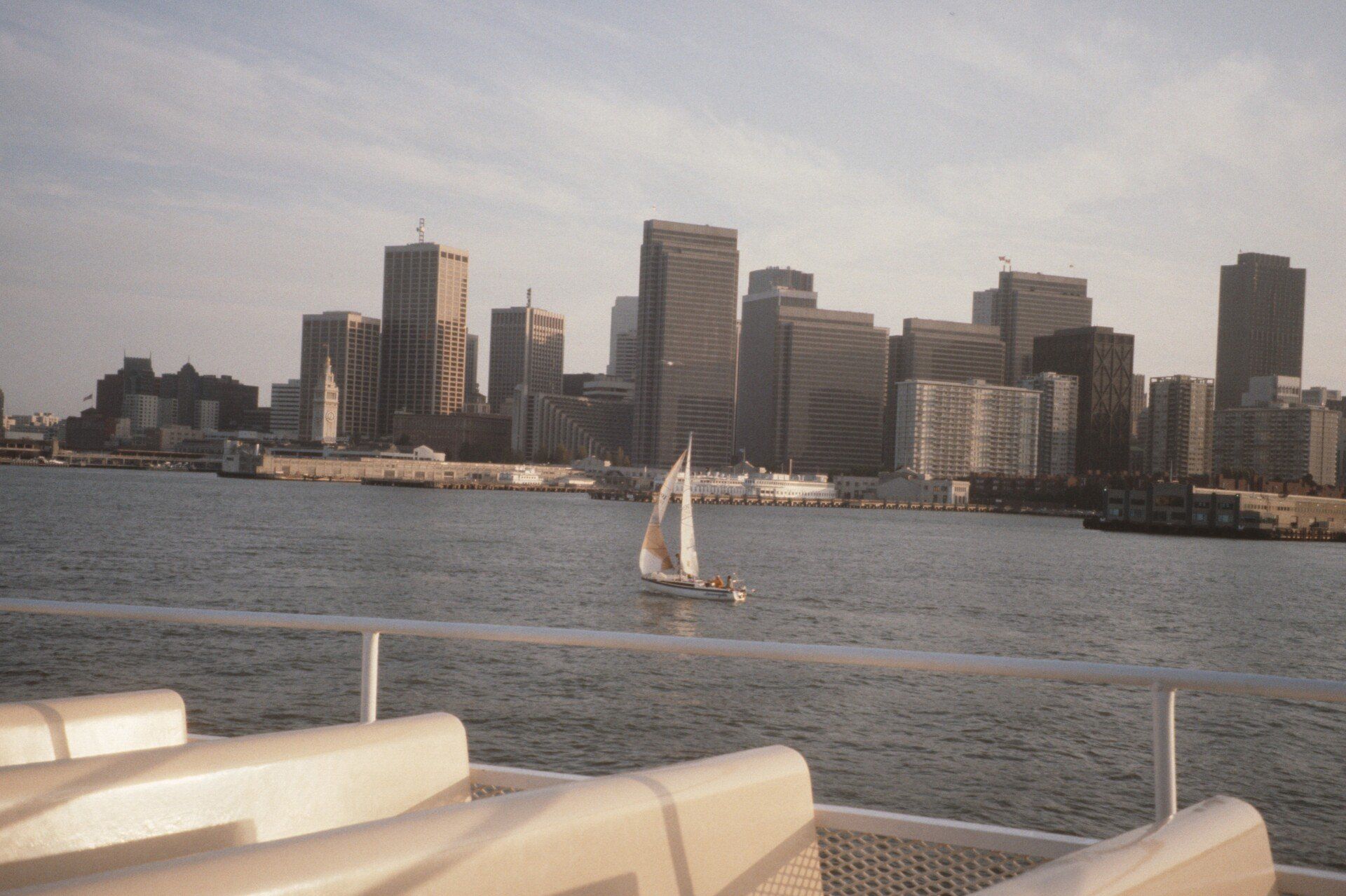 Ein Segelboot im Wasser mit einer Skyline der Stadt im Hintergrund