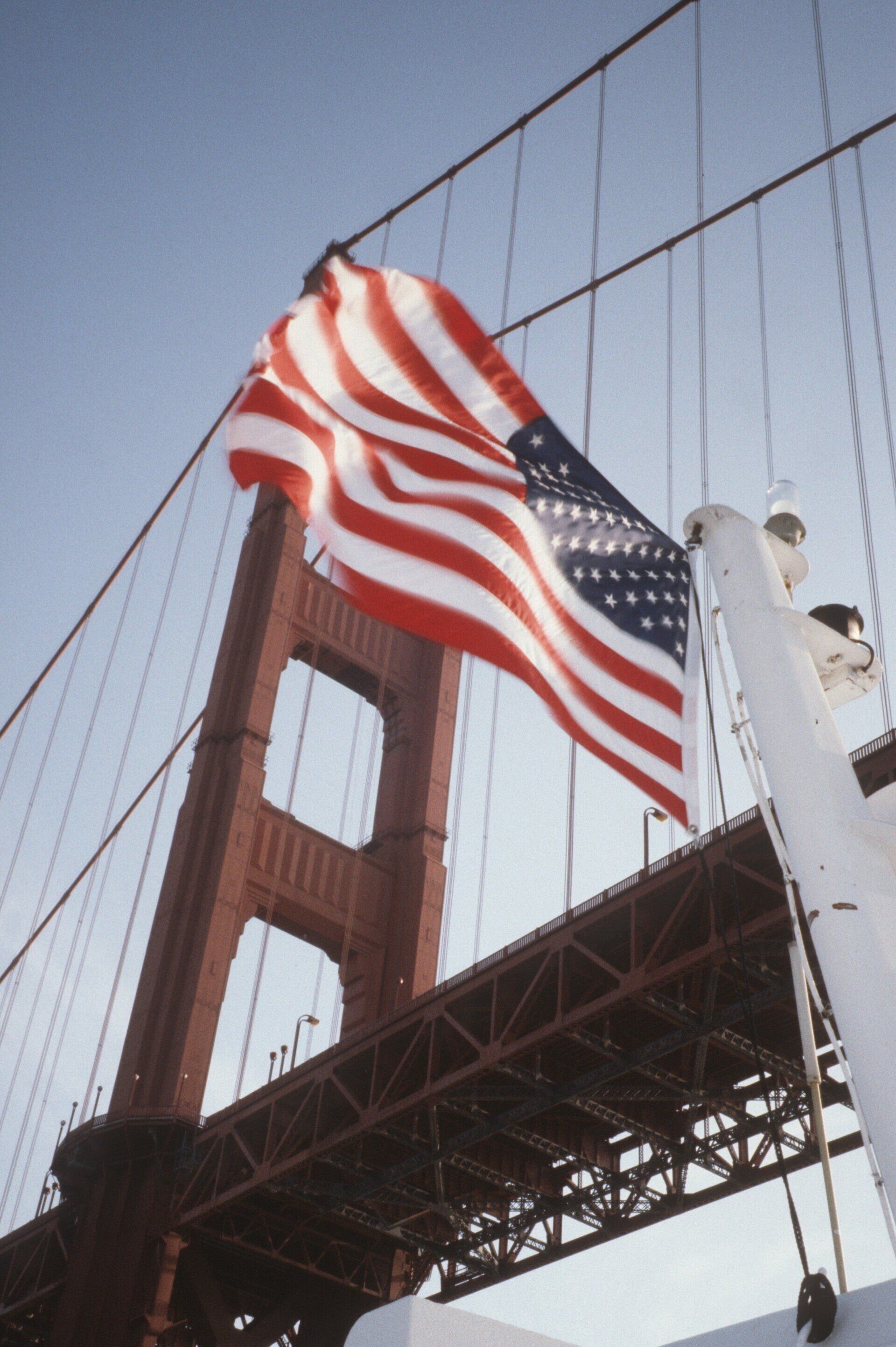 Eine amerikanische Flagge weht über der Golden Gate Bridge
