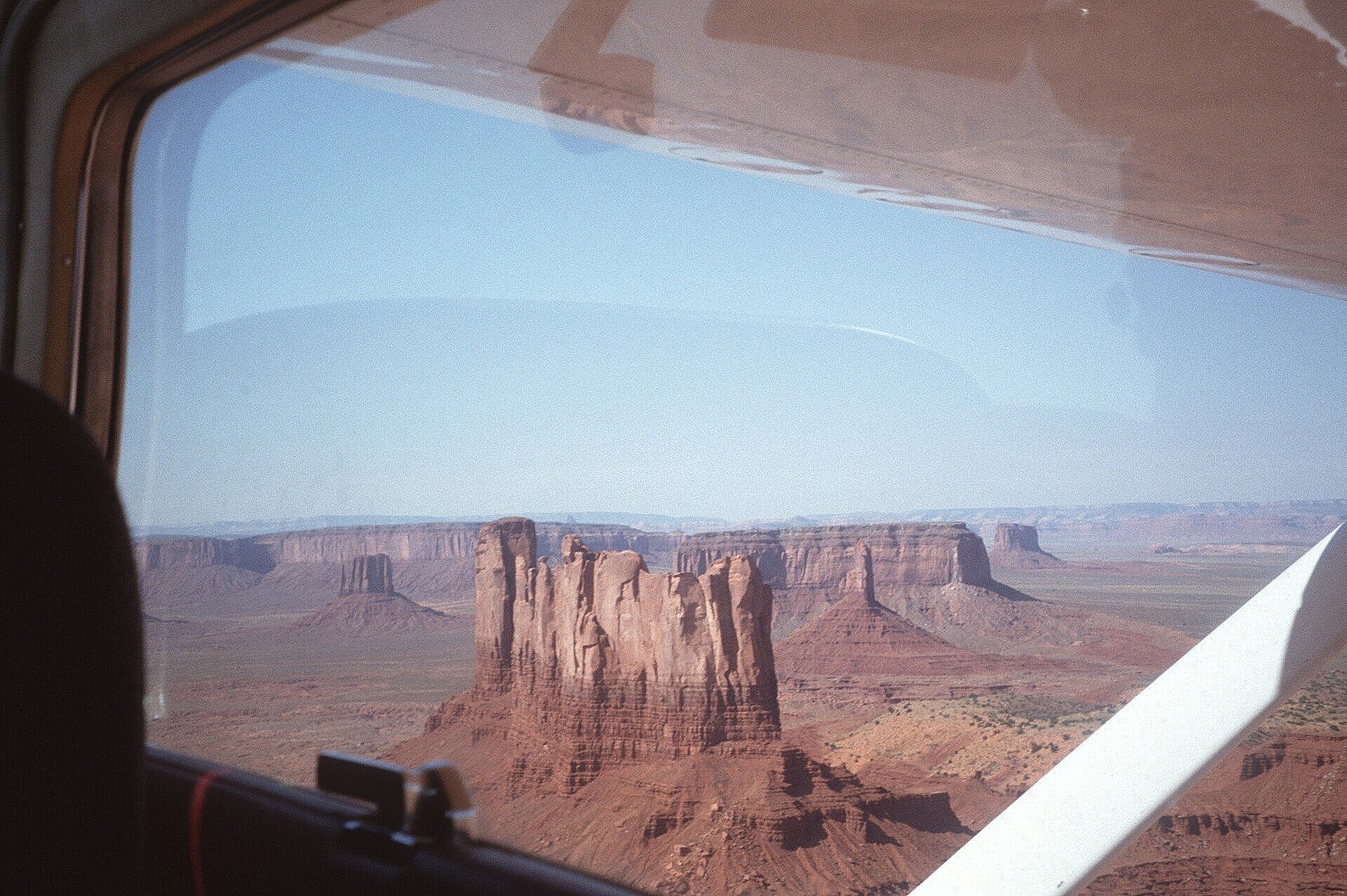 Blick auf die Wüste aus dem Flugzeugfenster