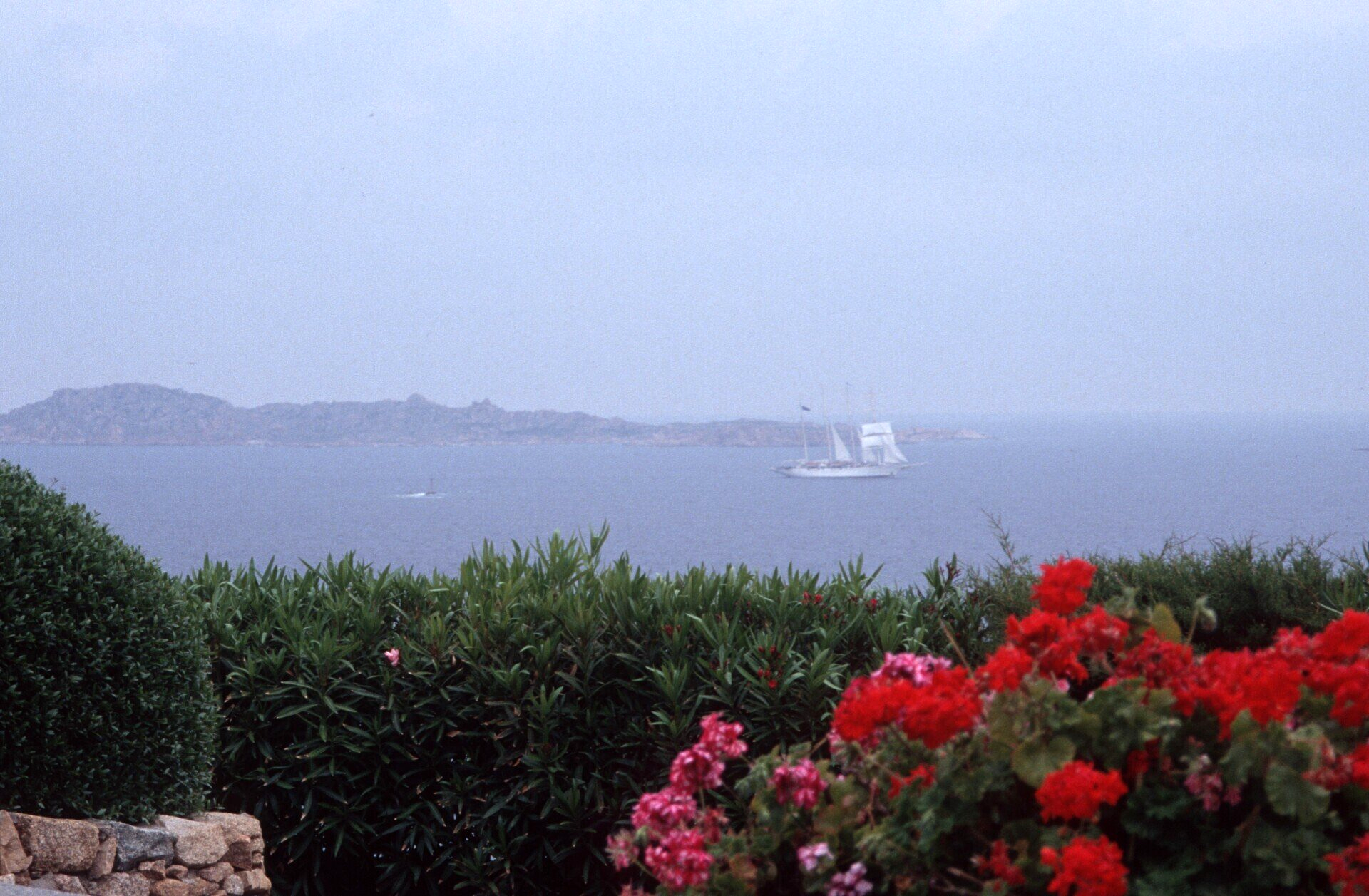 Ein Blick auf das Meer mit einem Boot in der Ferne