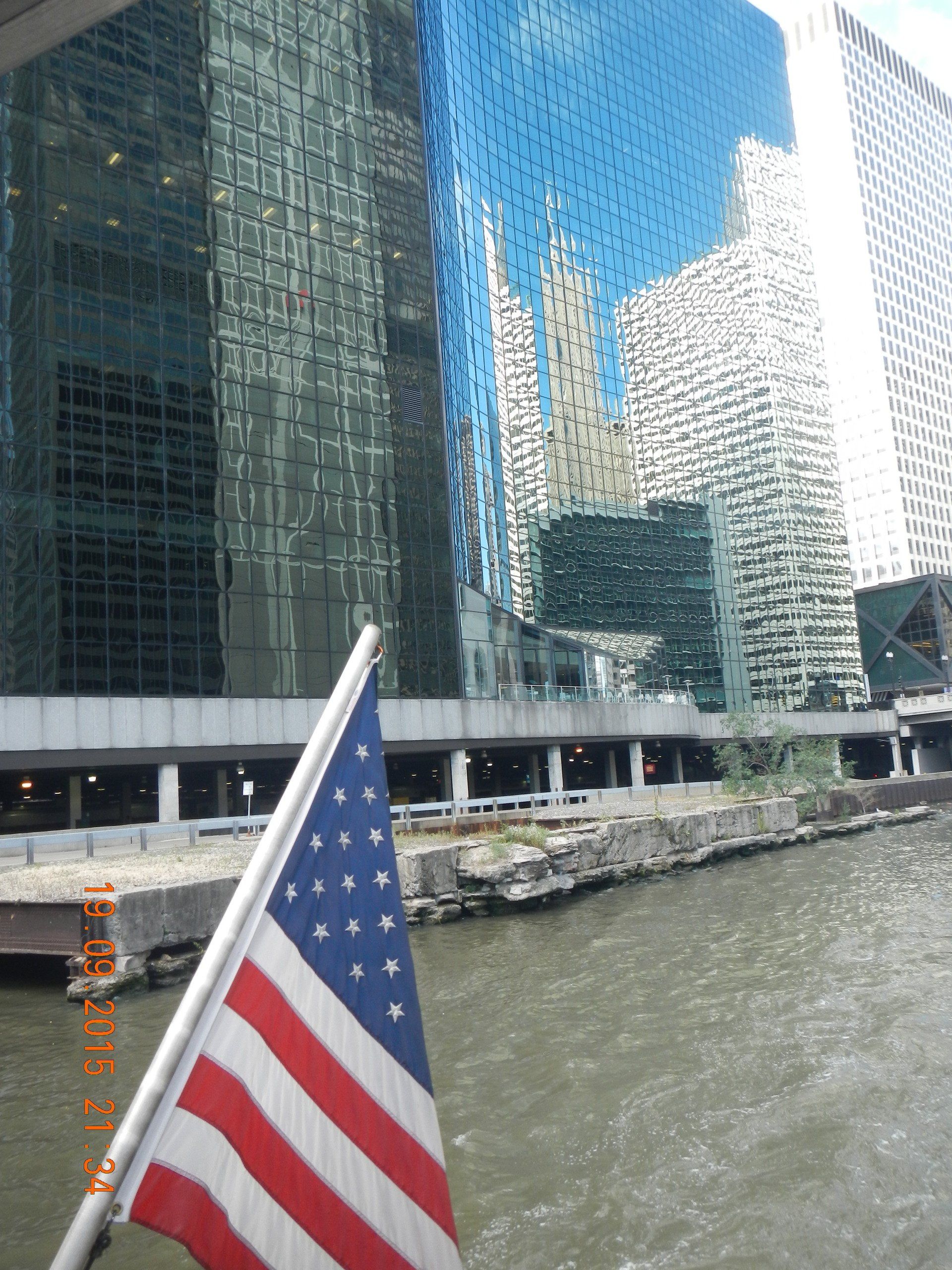 Eine amerikanische Flagge weht vor einem Fluss