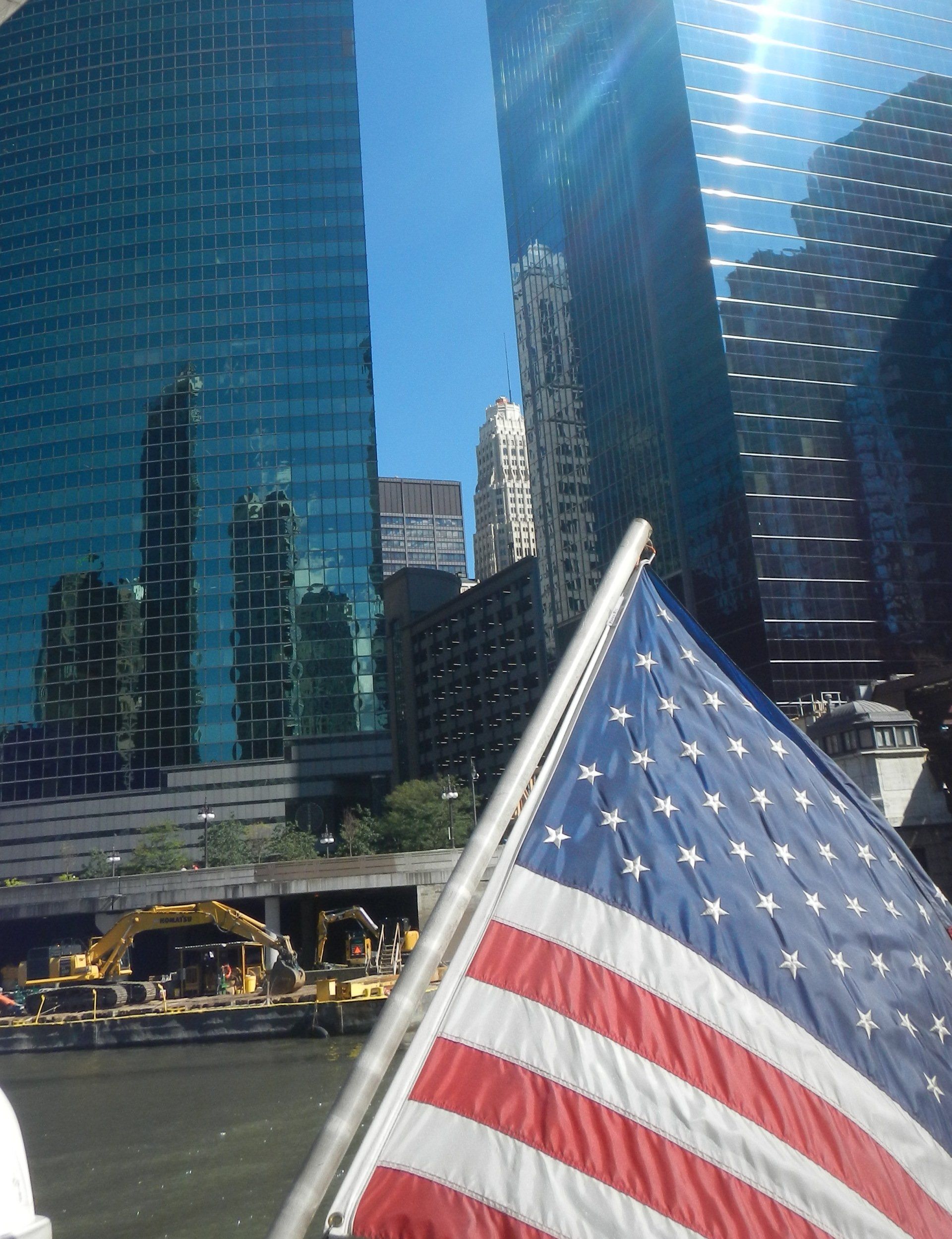 Eine amerikanische Flagge weht vor der Skyline einer Stadt
