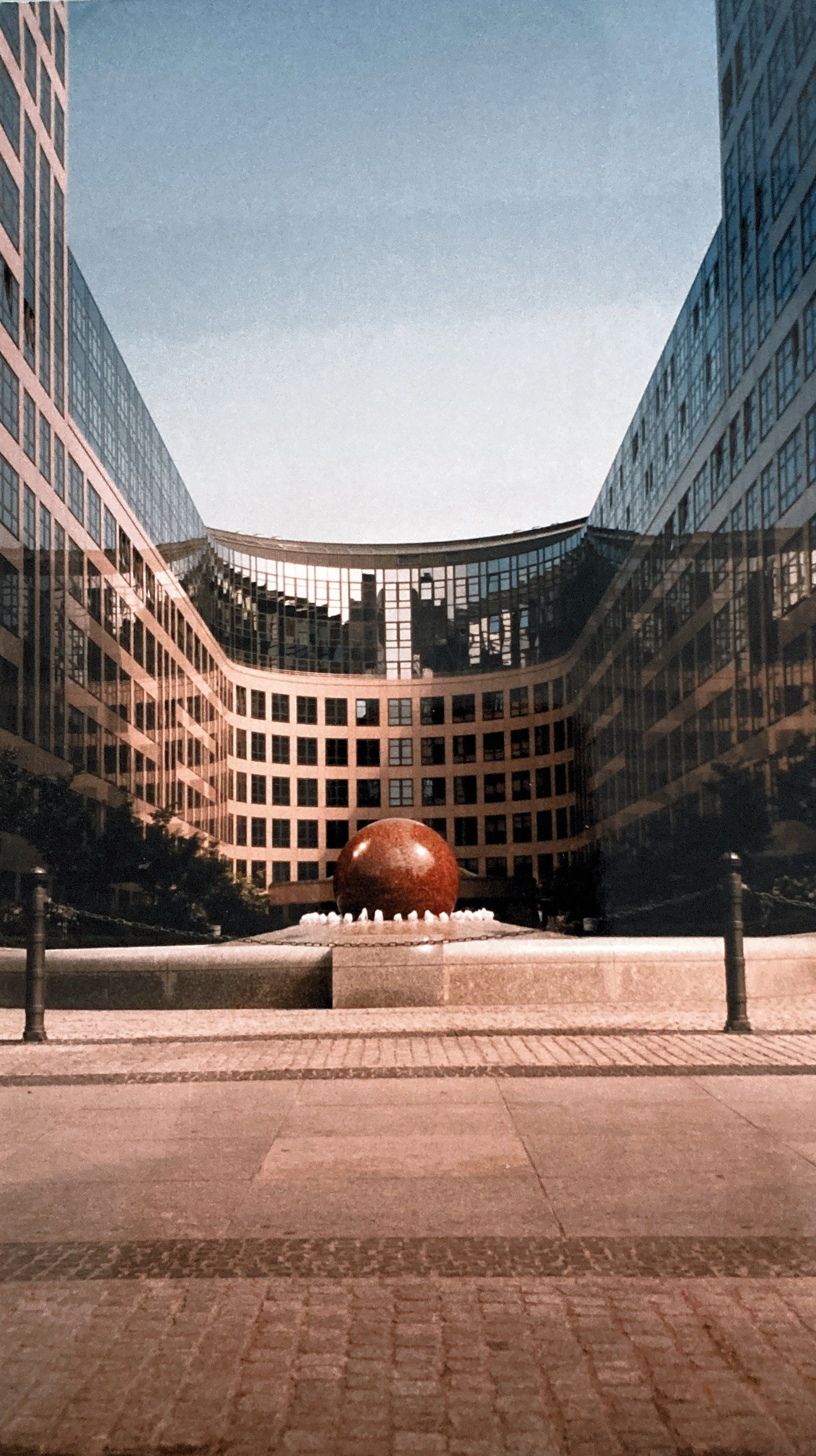 Ein großes Gebäude mit einer Skulptur in der Mitte.
