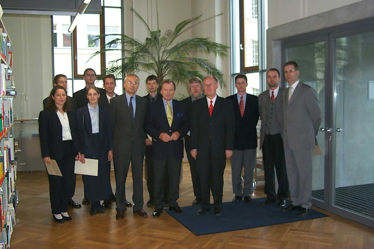 Eine Gruppe von Menschen posiert für ein Foto in einer Bibliothek