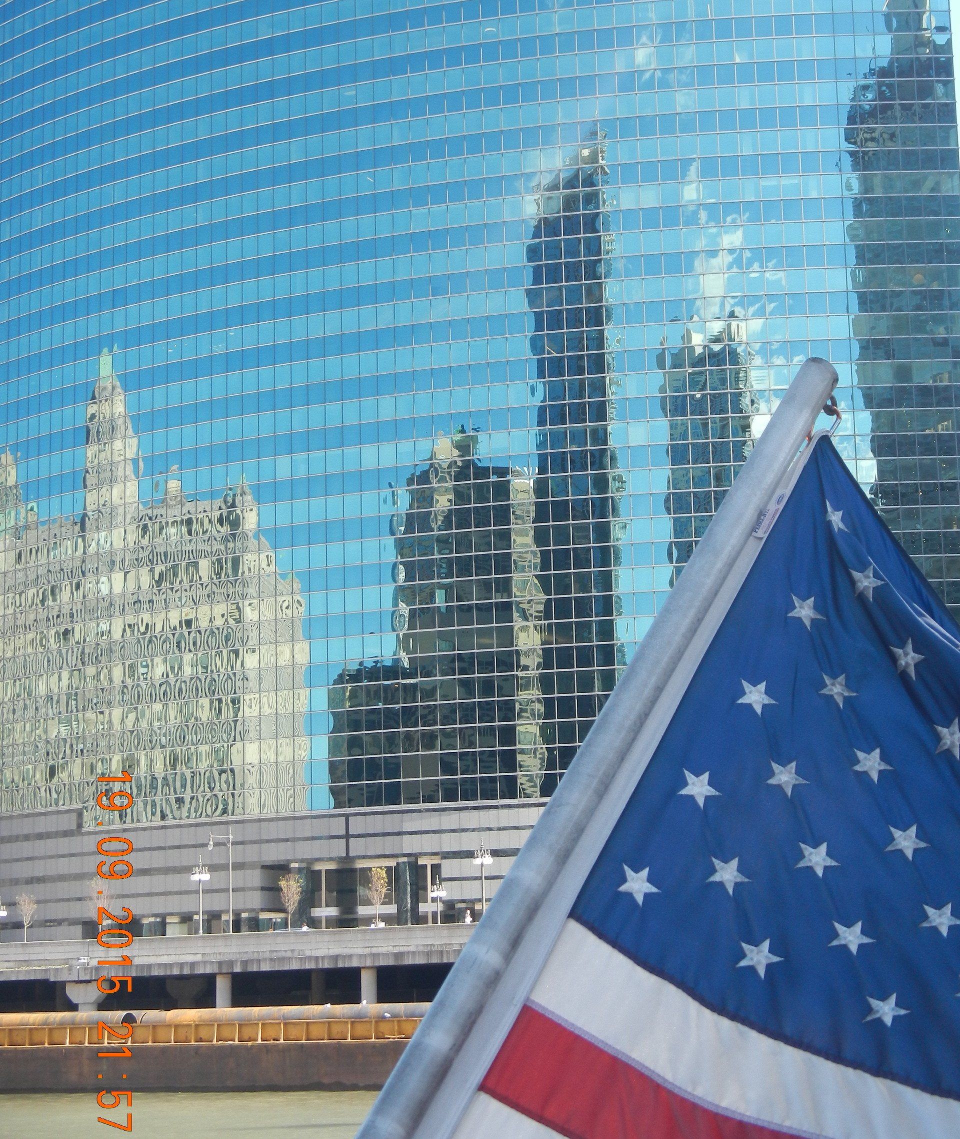 Eine amerikanische Flagge weht vor einem hohen Gebäude