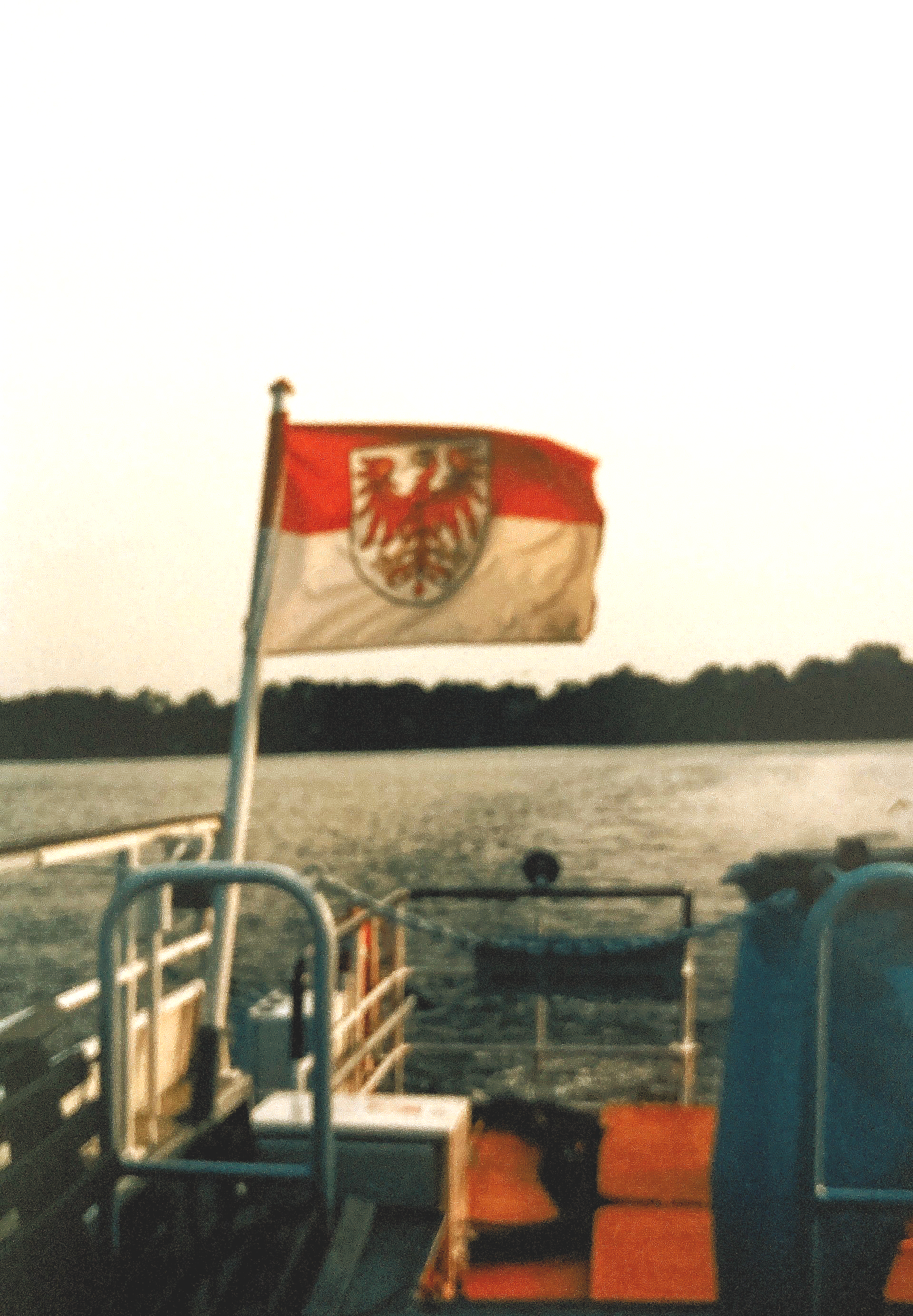 Eine rot-weiße Flagge weht über einem Gewässer