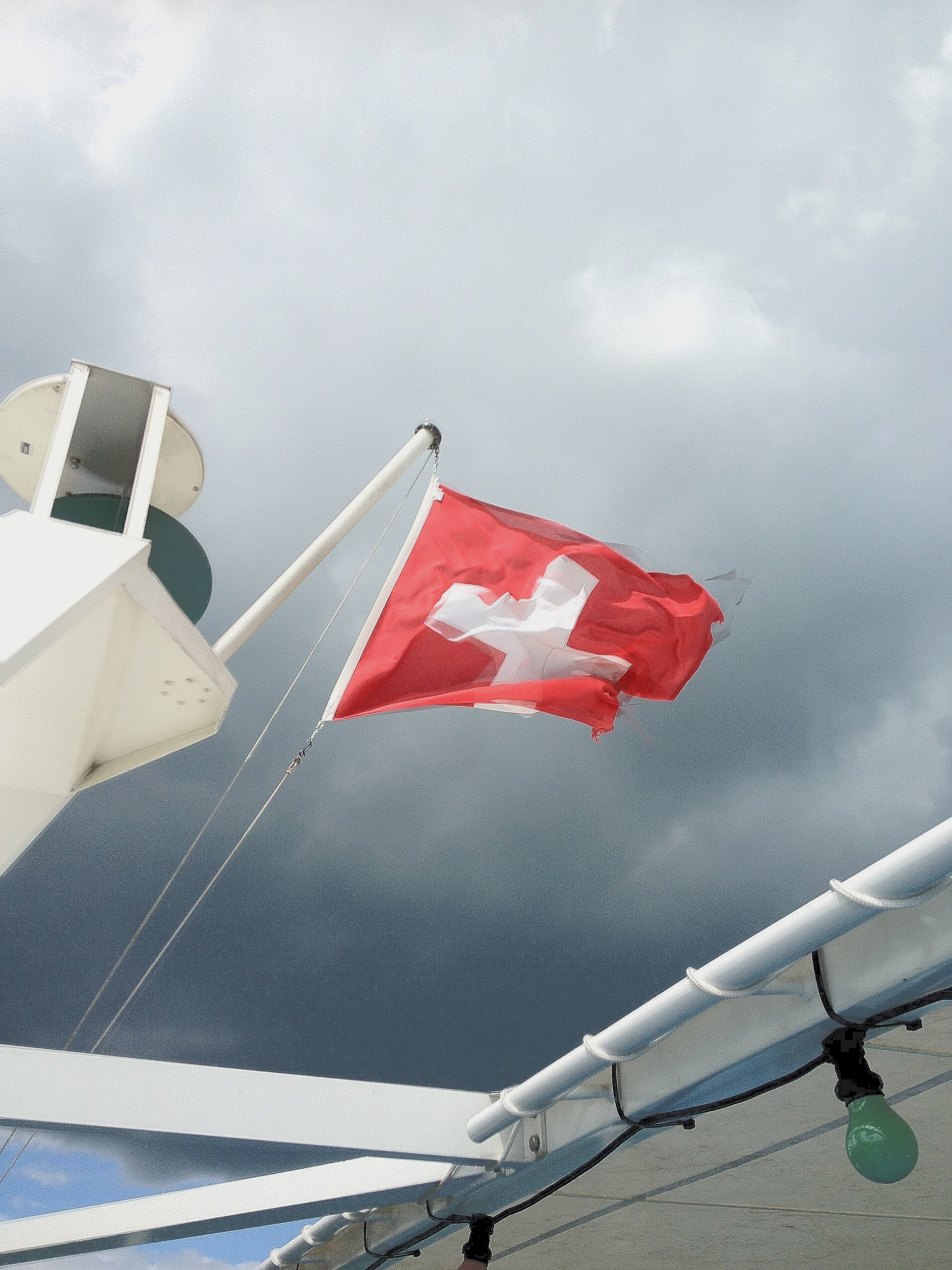 Eine rot-weiße Flagge mit einem Kreuz darauf