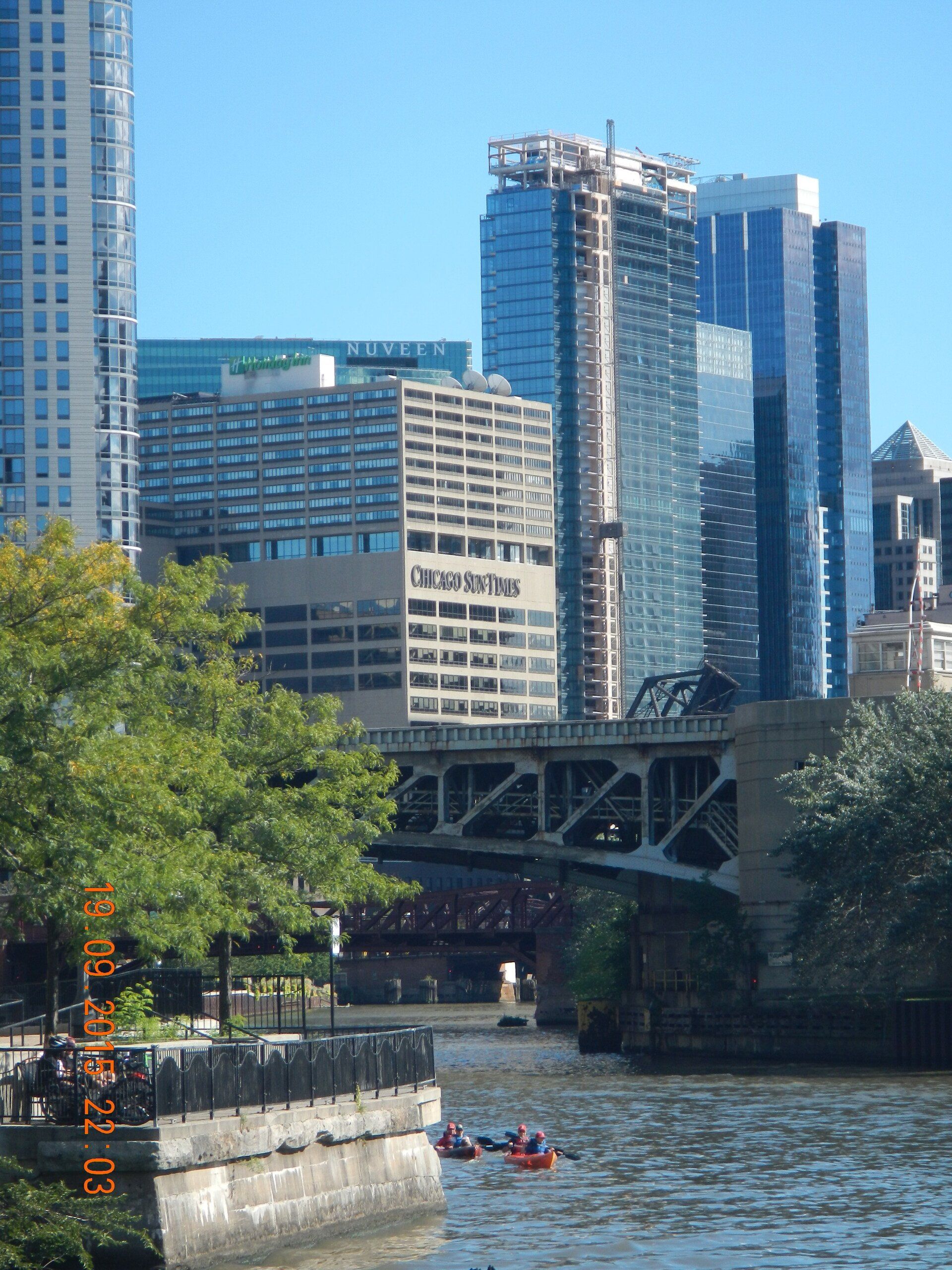 Ein Fluss mit einer Brücke und Gebäuden im Hintergrund