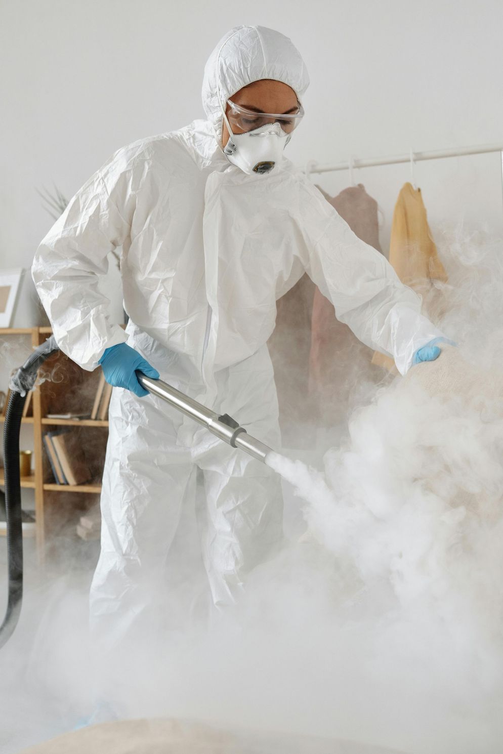 inspección profesional de Manejo Integrado de Plagas en un espacio industrial