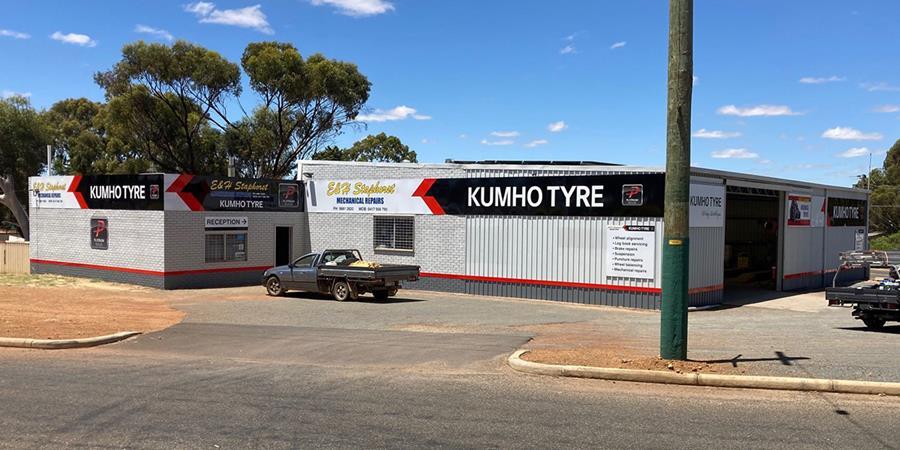 E & H Staphorst re-sign as Platinum Dealers and update signage