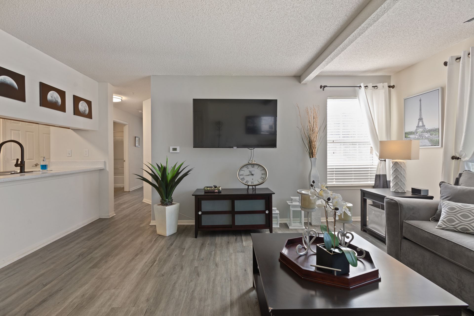 A living room with a flat screen tv on the wall