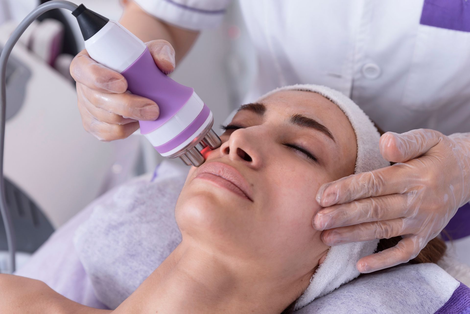 Una donna si sta sottoponendo a un trattamento per il viso in un salone di bellezza.