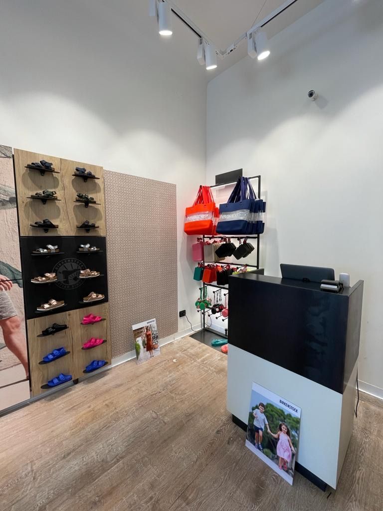 interni Versilia shoes Tonfano illuminazione EFA Massa