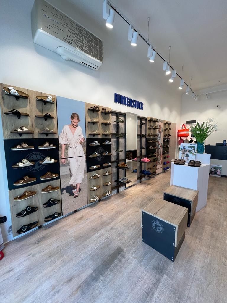 Per Versilia Shoes, negozio di scarpe a Marina di Pietrasanta, il progetto illuminotecnico da noi