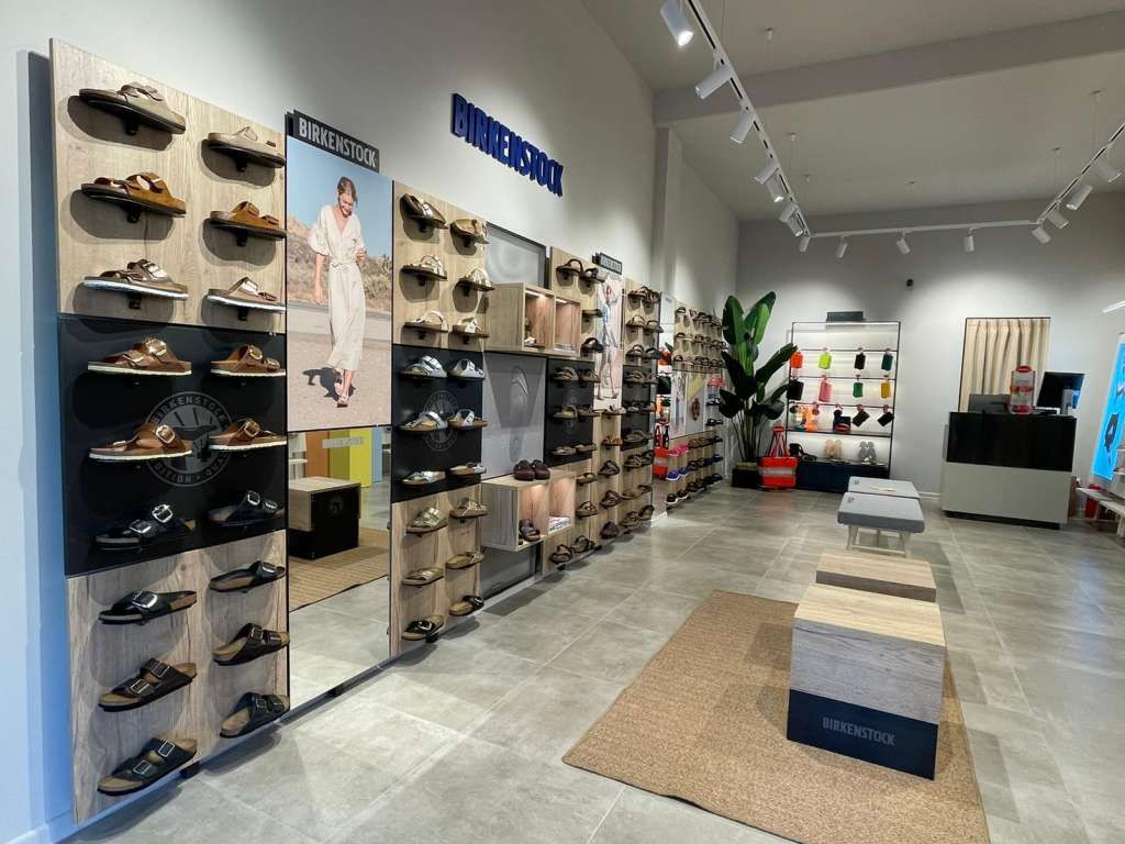 Progetto illuminotecnico binari di Pan International Versilia shoes Marina di Massa