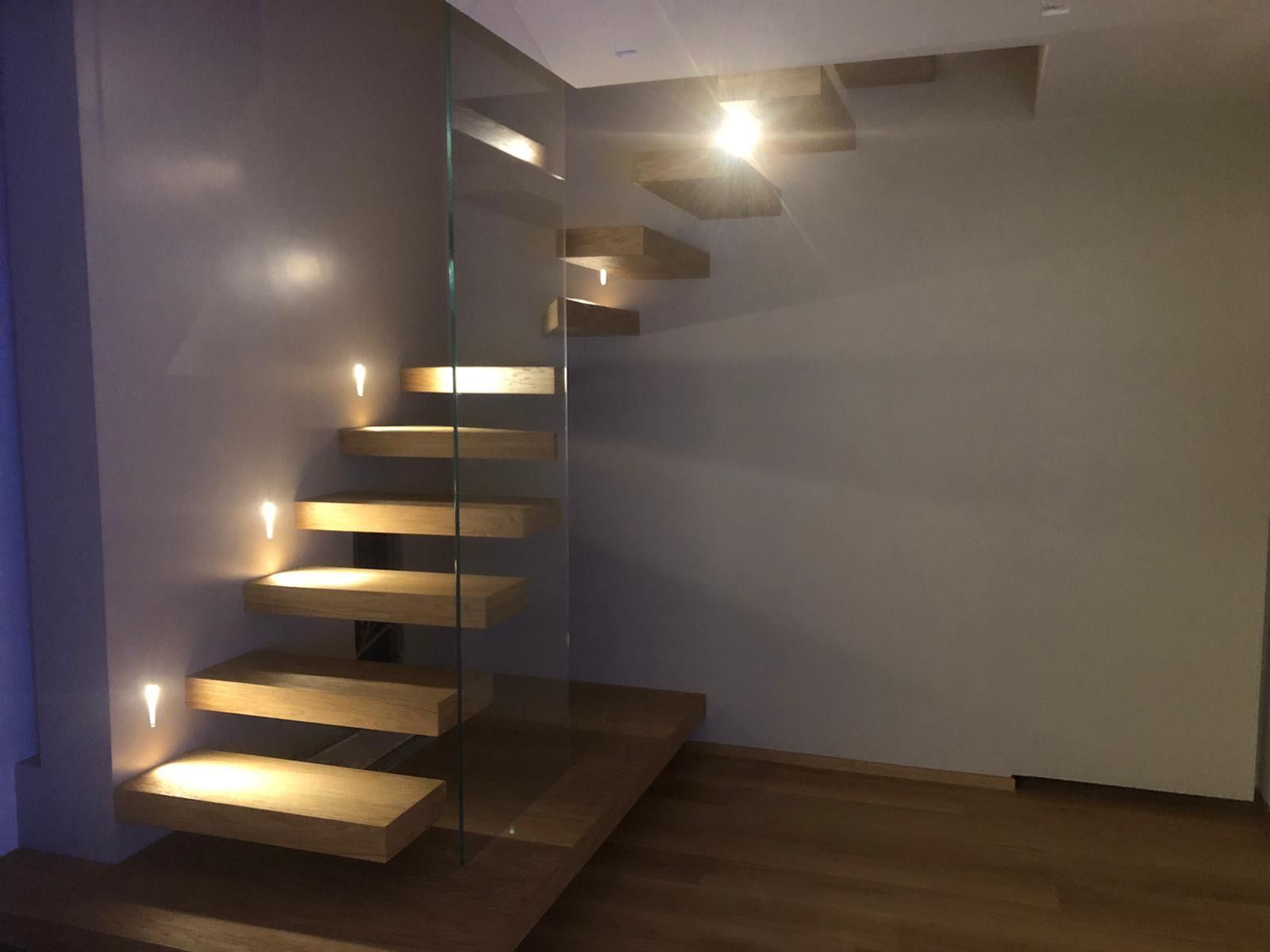 Appartamento Marina di Massa EFA Massa progettazione illuminotecnica scala in legno