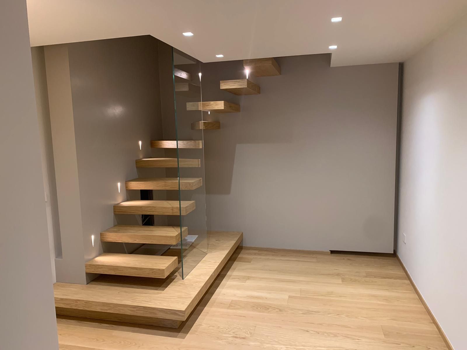 Appartamento Marina di Massa EFA Massa illuminazione scala