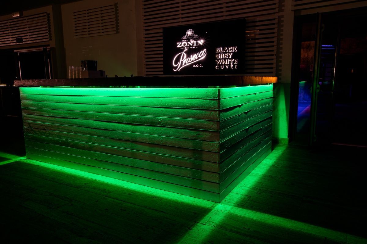giochi di luce bancone Beach Club EFA Massa progetto illuminotecnica