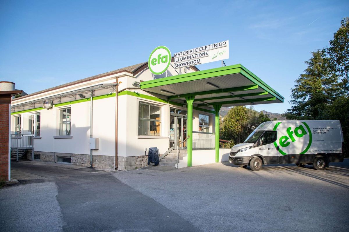 Magazzino E.F.A. con materiale elettrico ordinato
