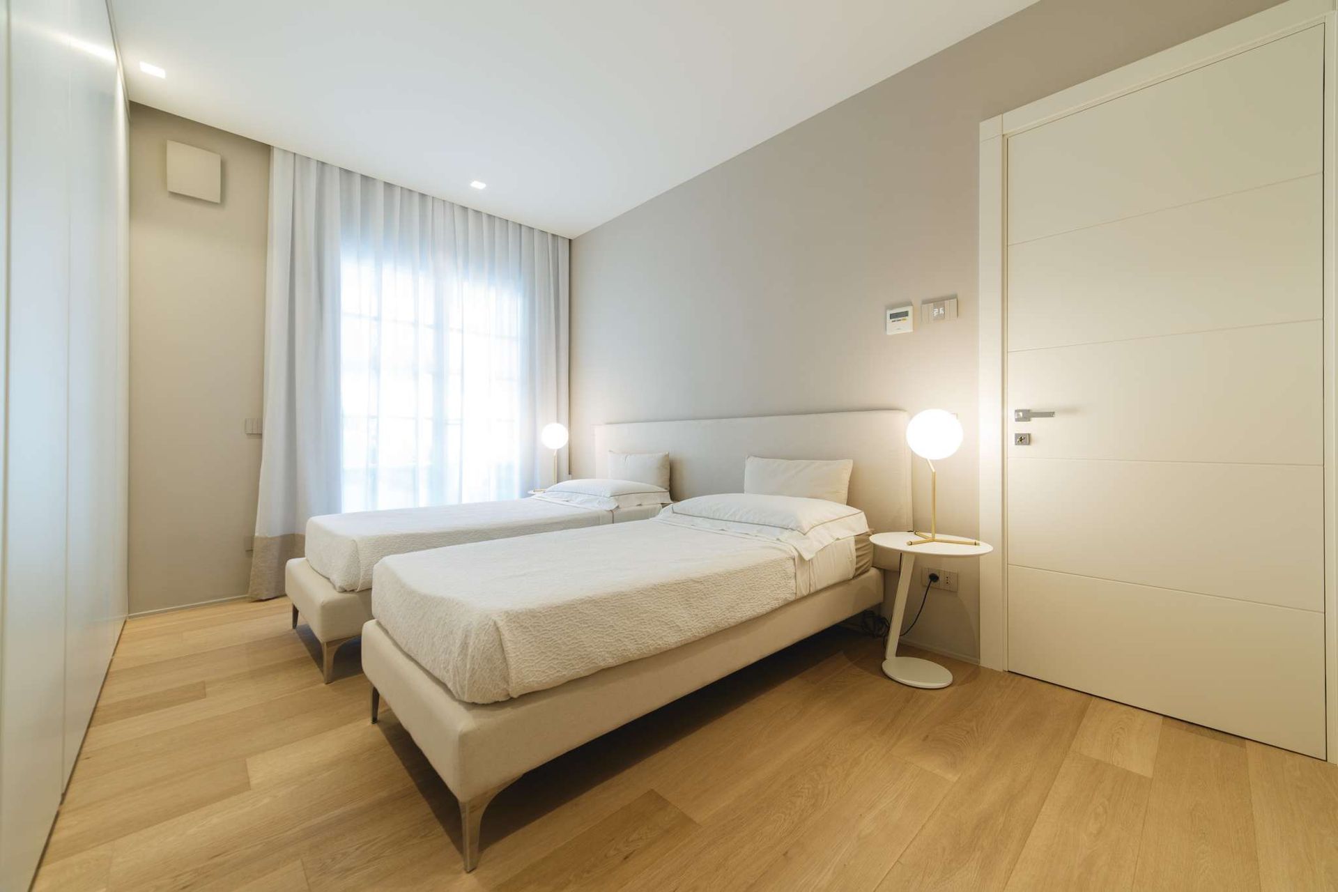 camera da letto matrimoniale illuminazione appartamento Forte dei Marmi EFA Massa