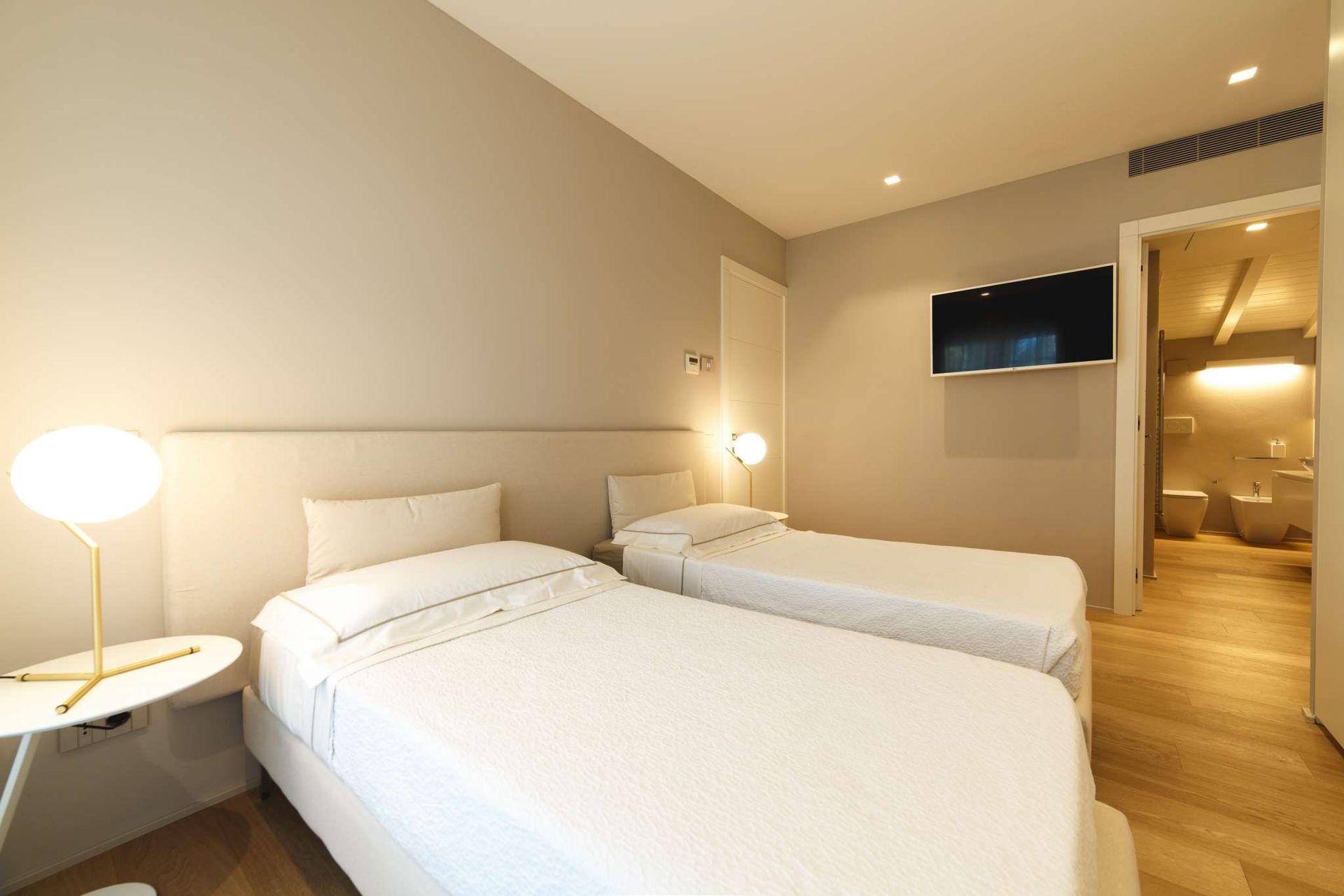 camera da letto illuminazione appartamento Forte dei Marmi EFA Massa