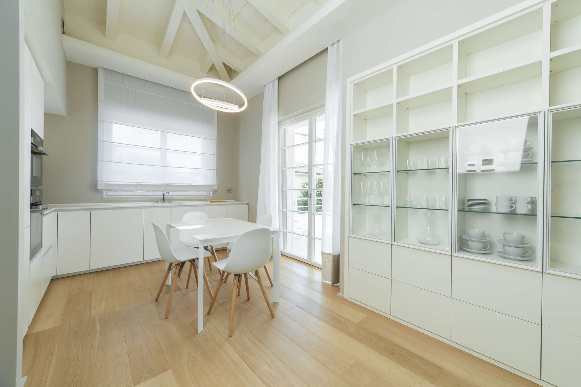 cucina illuminazione appartamento Forte dei Marmi EFA Massa