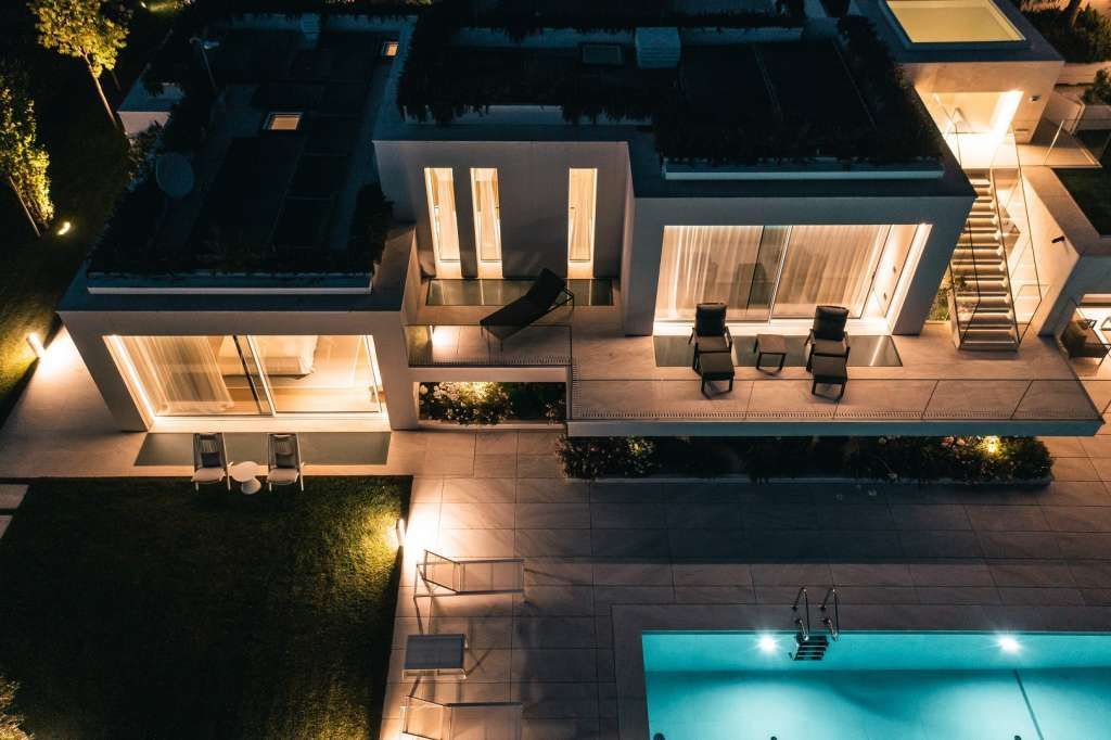 esterni villa con piscina Glass House Forte dei Marmi illuminotecnica EFA Massa
