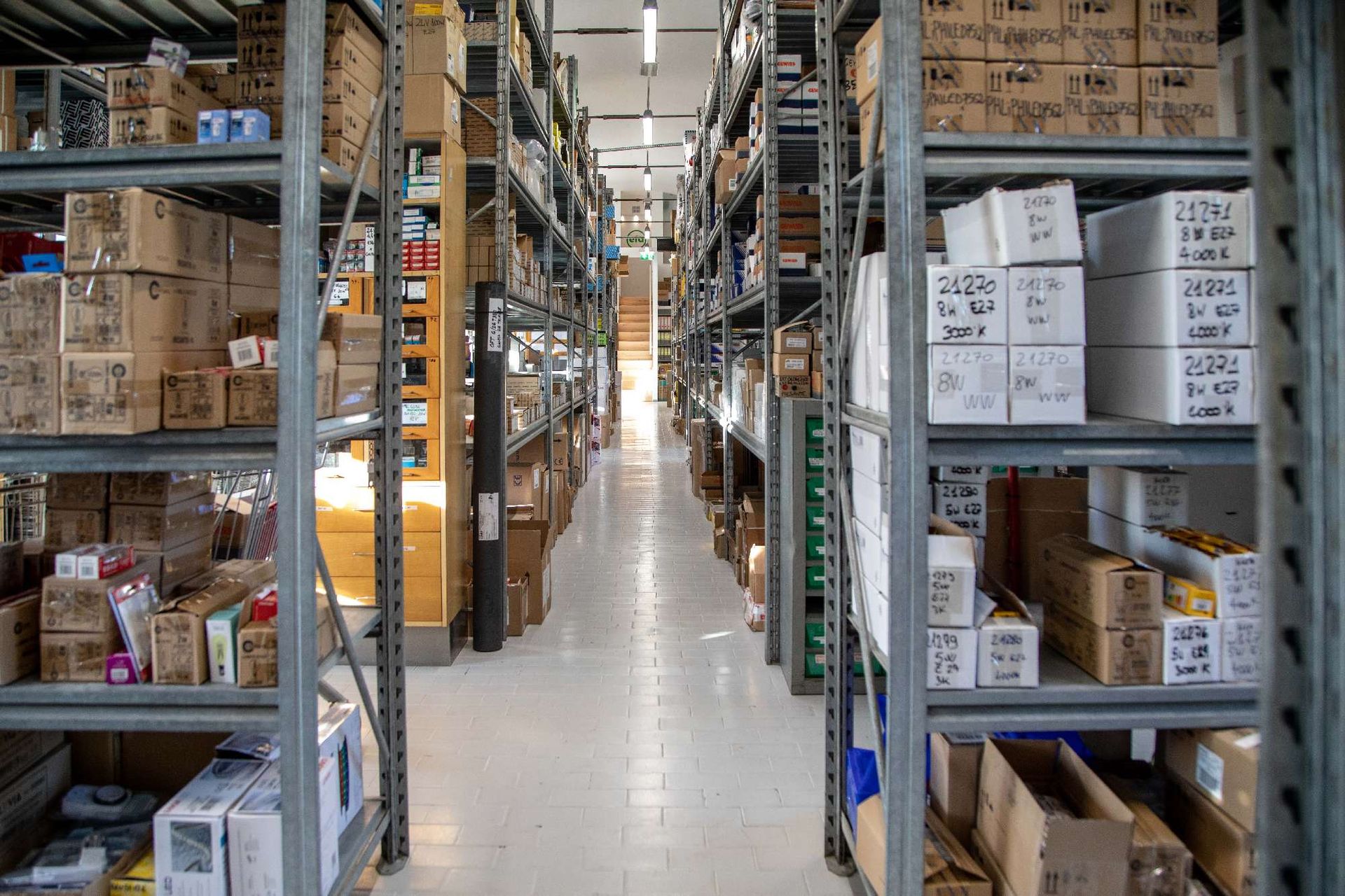 magazzino assortimento materiale elettrico E.F.A. Massa
