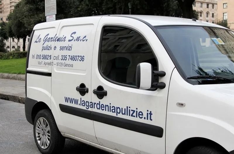 Furgone bianco con logo