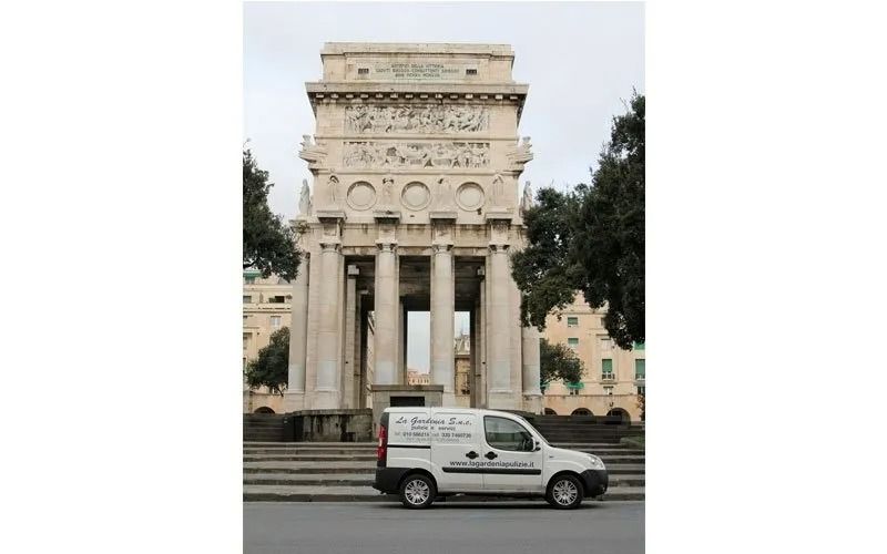 Furgone bianco parcheggiato davanti a un monumento classico in pietra con colonne.