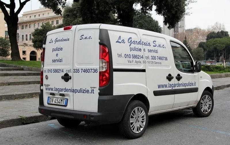Furgone bianco con la scritta