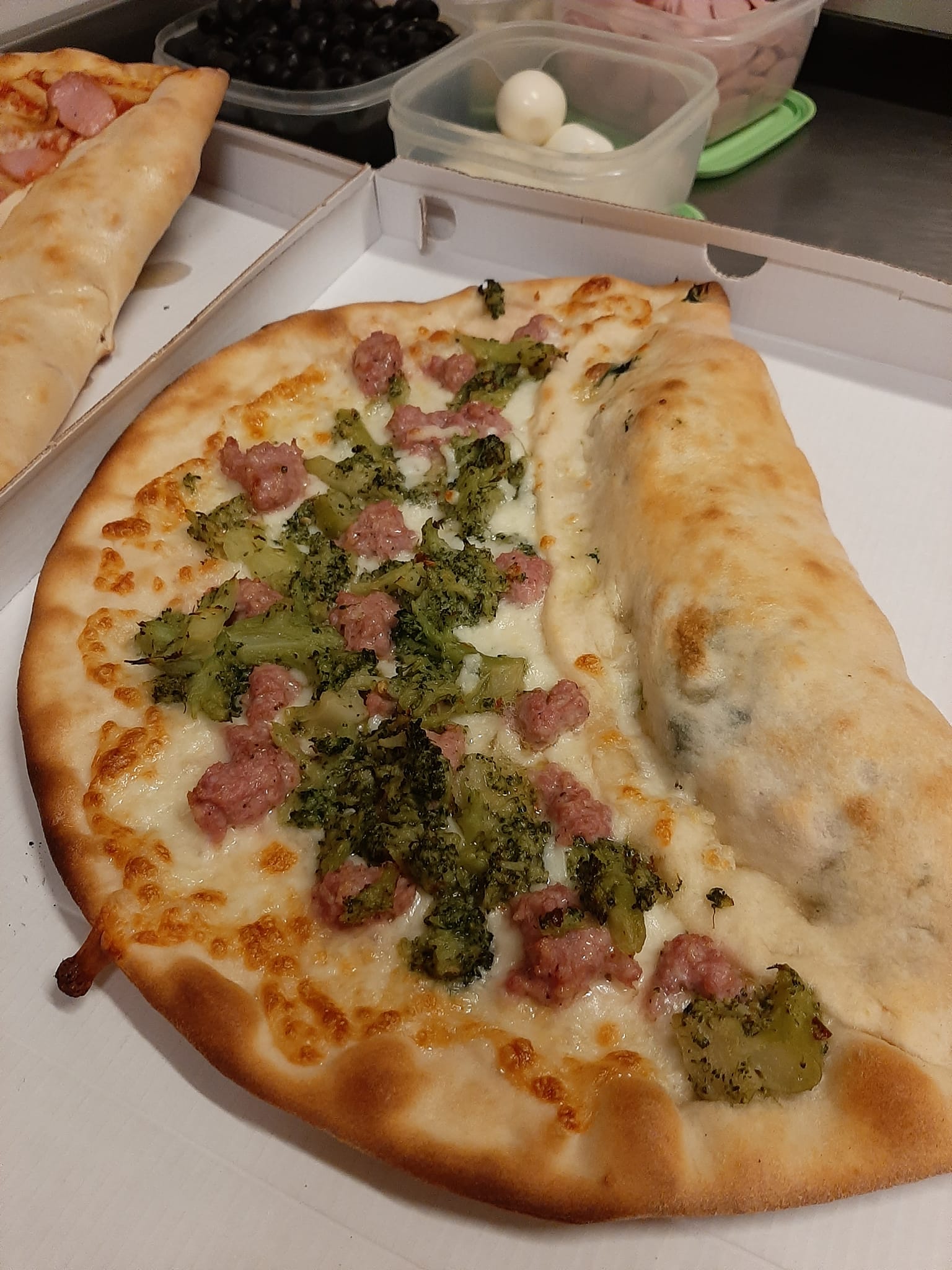 pizza broccoli e salsiccia