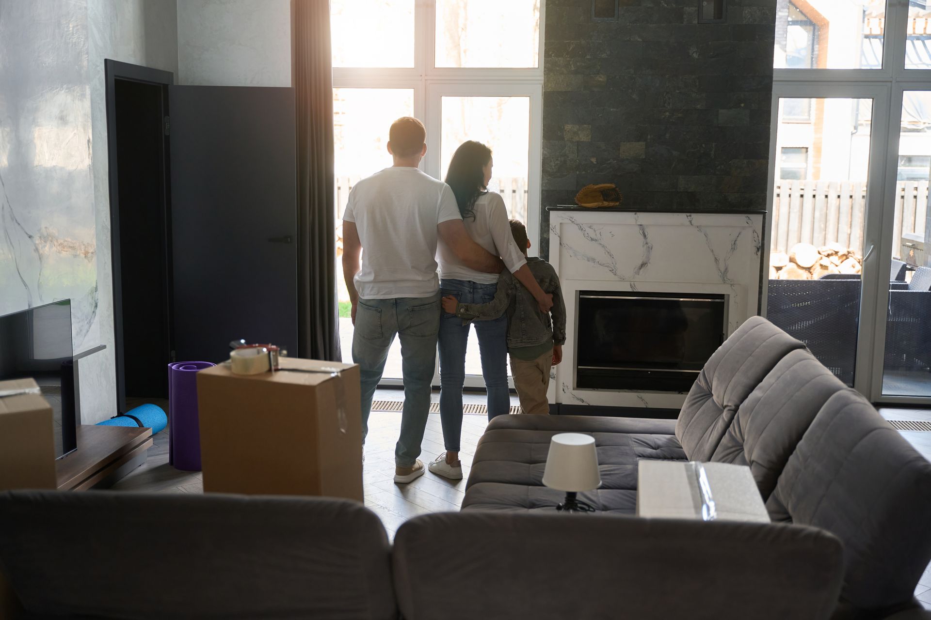 Una famiglia è in soggiorno e guarda la loro nuova casa.