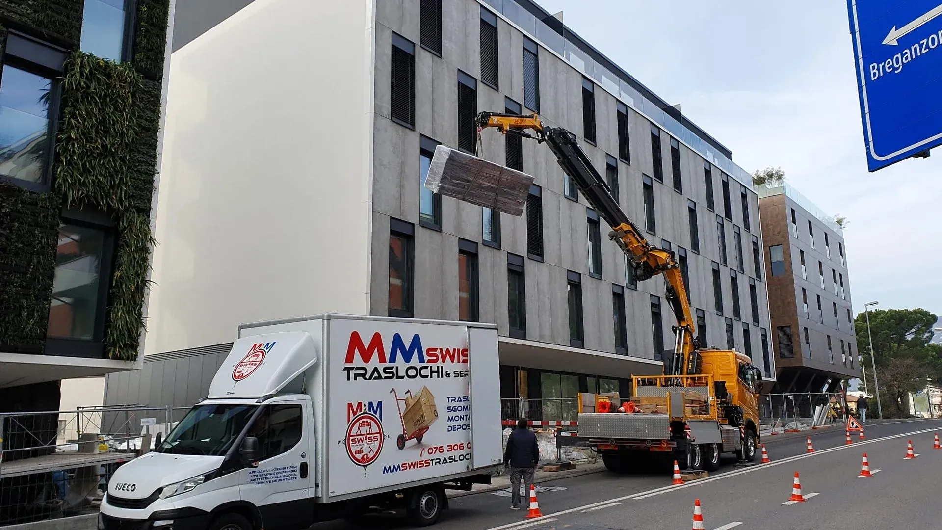 montacarichi e camion MMSwiss Traslochi durante una movimentazione in un palazzo
