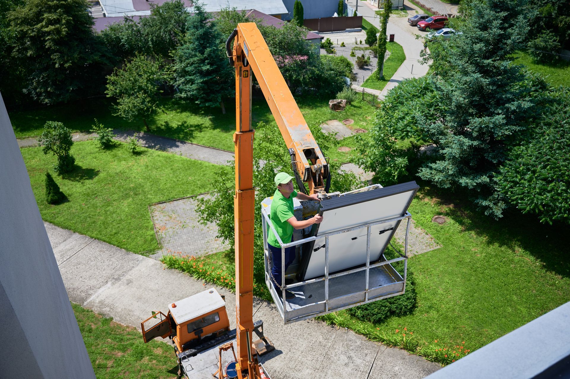 Un uomo sta installando un pannello solare su una gru.