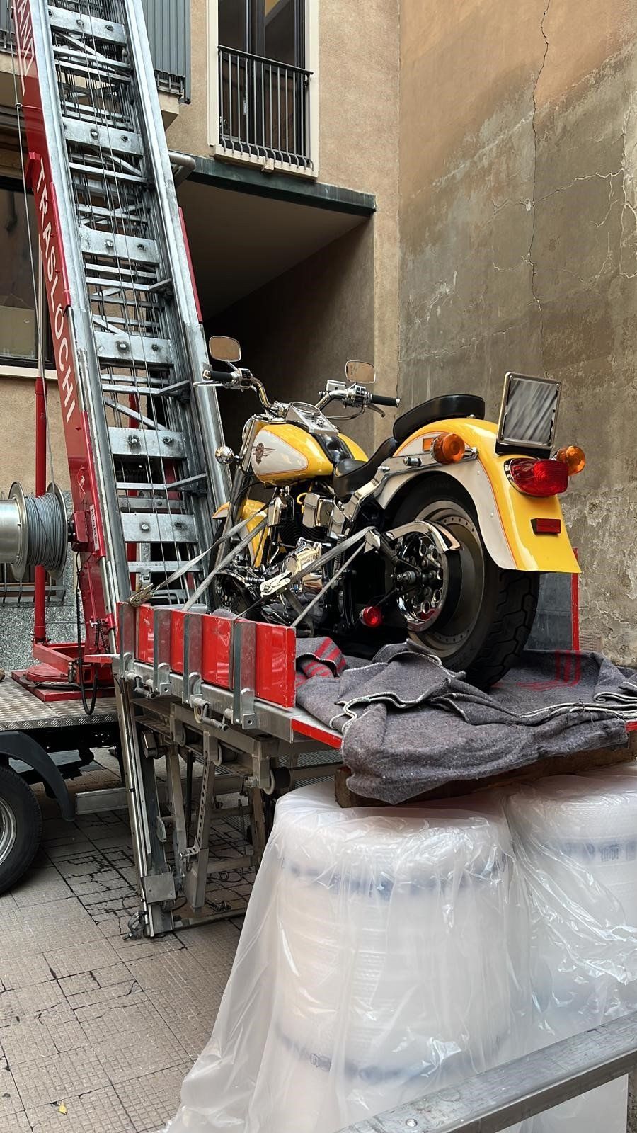 Un'autobetoniera sta pompando calcestruzzo in un cantiere edile.