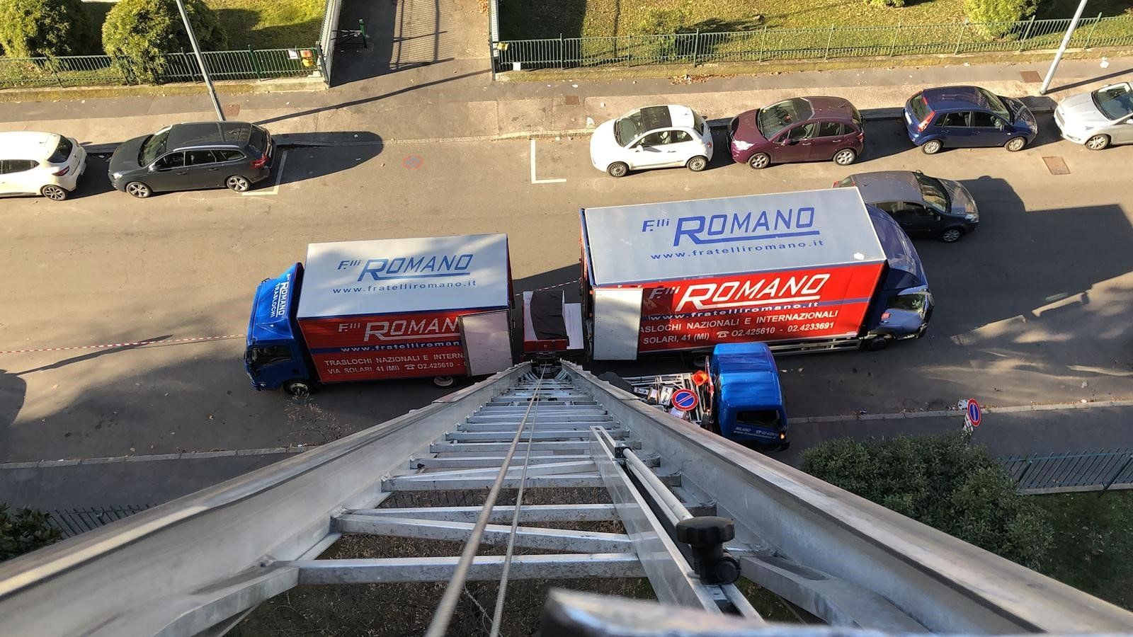 Un camion di cemento sta percorrendo una strada sterrata accanto a un albero.
