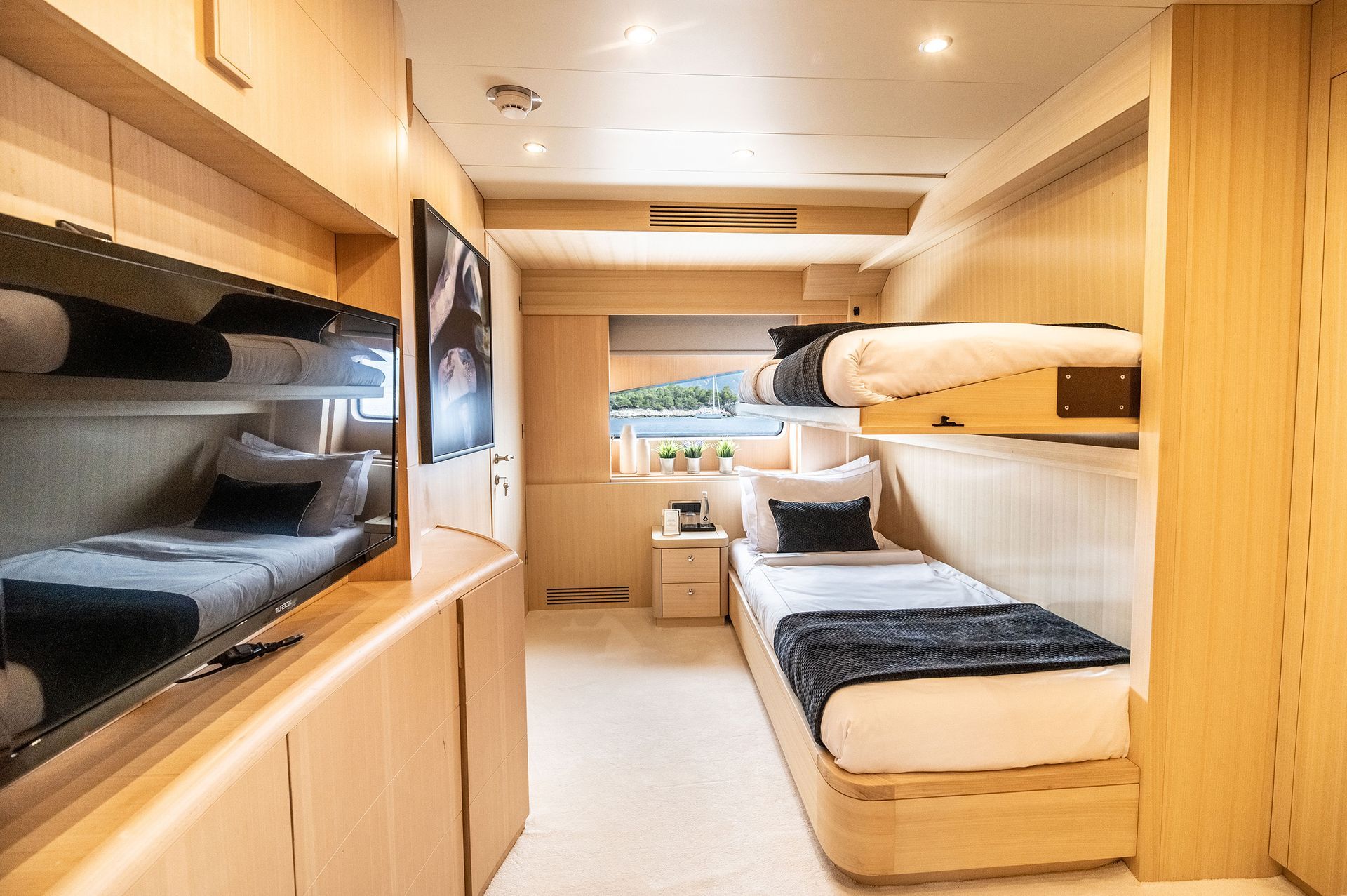 Maiora 126 motor yacht
