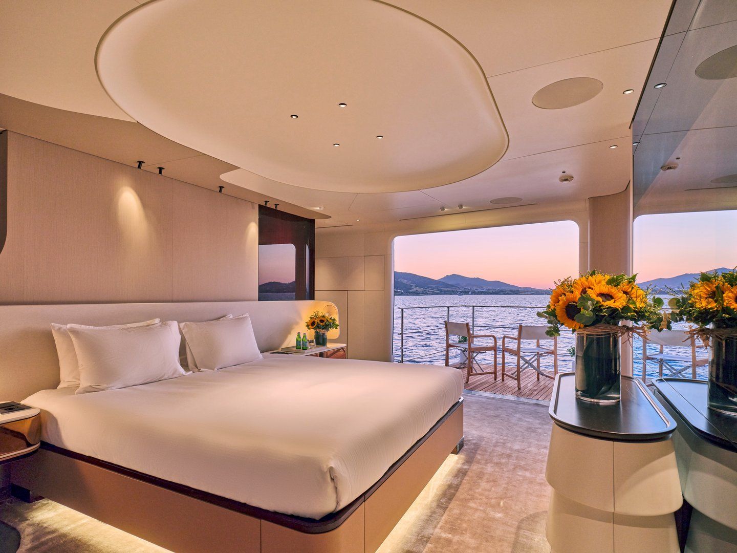 Volo Mare Azimut motor yacht charter in Greece Eole yachting